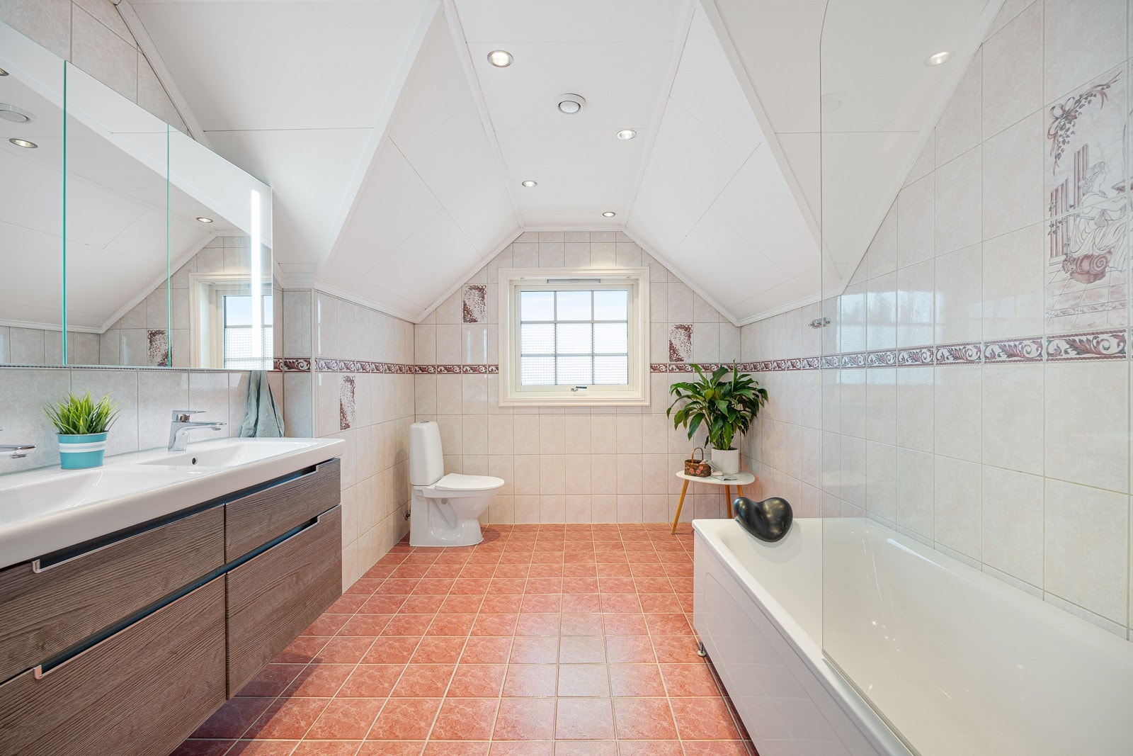 Også det romslige badet i 2. etasje er helfliset og har lun gulvvarme. Galleribilde