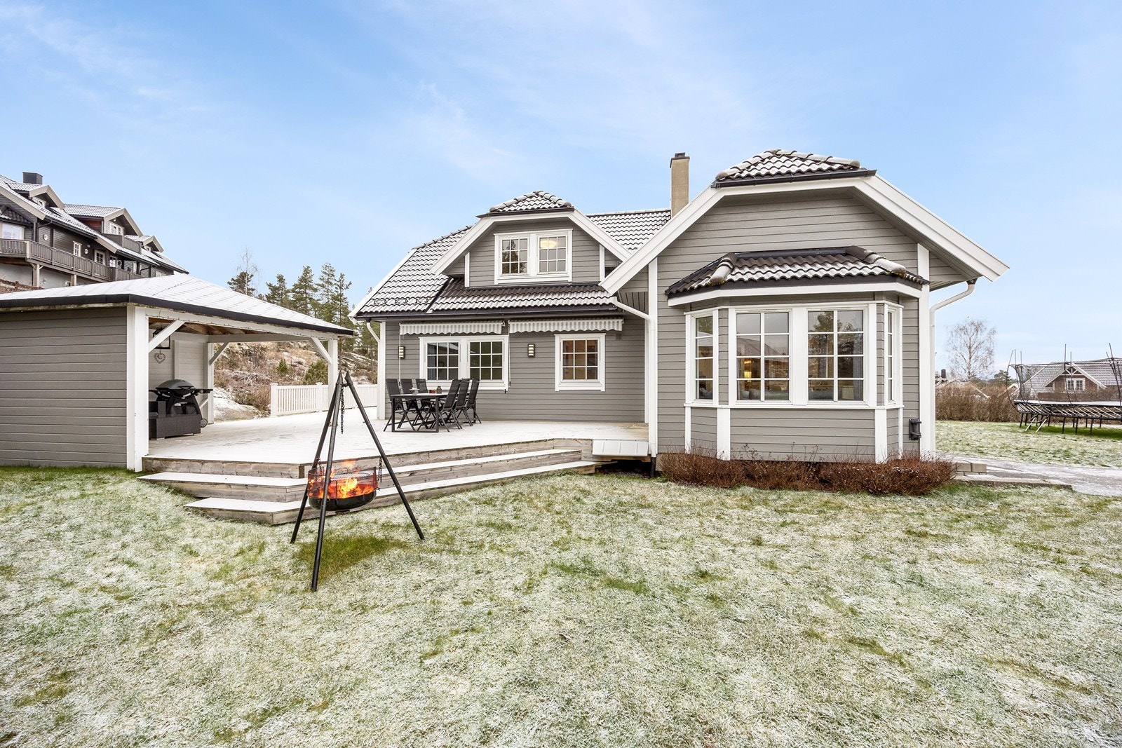 En enebolig over to plan med flotte uteområder og barnevennlig beliggenhet. Galleribilde