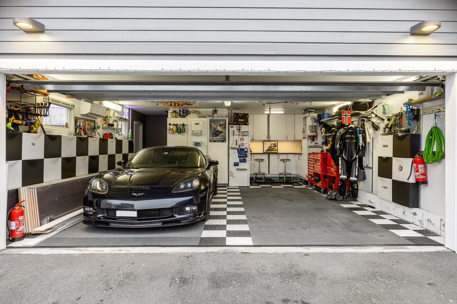 Garasjen har egen varmepumpe og god plass til to biler. Eller du kan parkere på den asfalterte gårdsplassen. Galleribilde