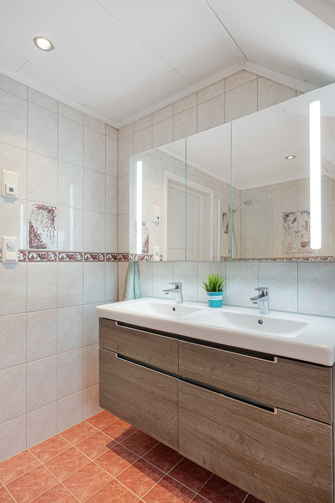 Innredningen er i fra 2024 og har dobbel servant over mørk skuffeseksjon - i overkant er det et stort speilskap med integrert belysning. Galleribilde