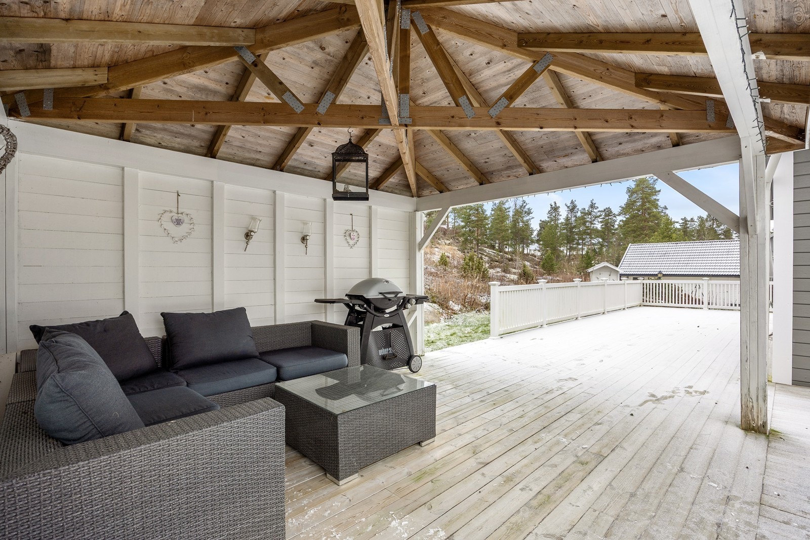 Det er god plass til flere utegrupper og grill på den store terrassen. Galleribilde