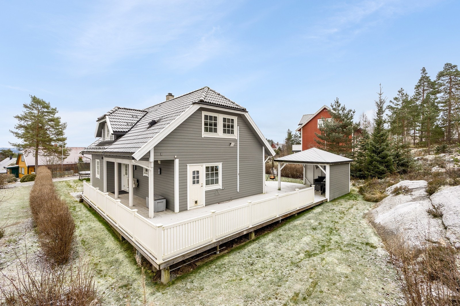 Terrassen strekker seg langs flere sider av boligen - noe som gjør at du kan følge solen gjennom dagen. Galleribilde