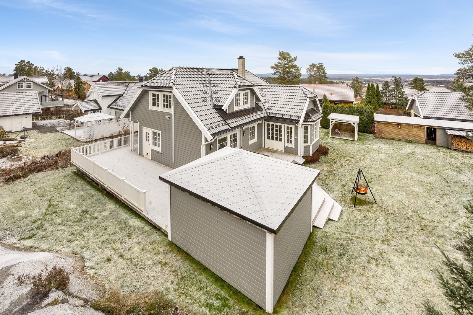 Fra eiendommen er det kort vei til barnehager, skoler og butikker. Galleribilde