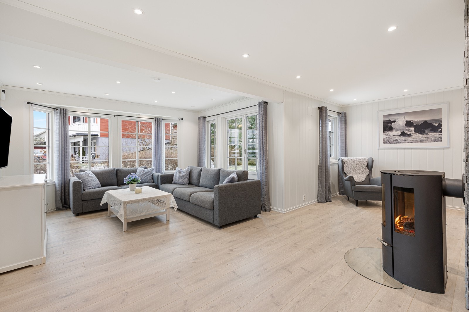 Veggene har lysmalte panelplater som står godt til det lyse gulvet med 1-stavs laminat. Galleribilde