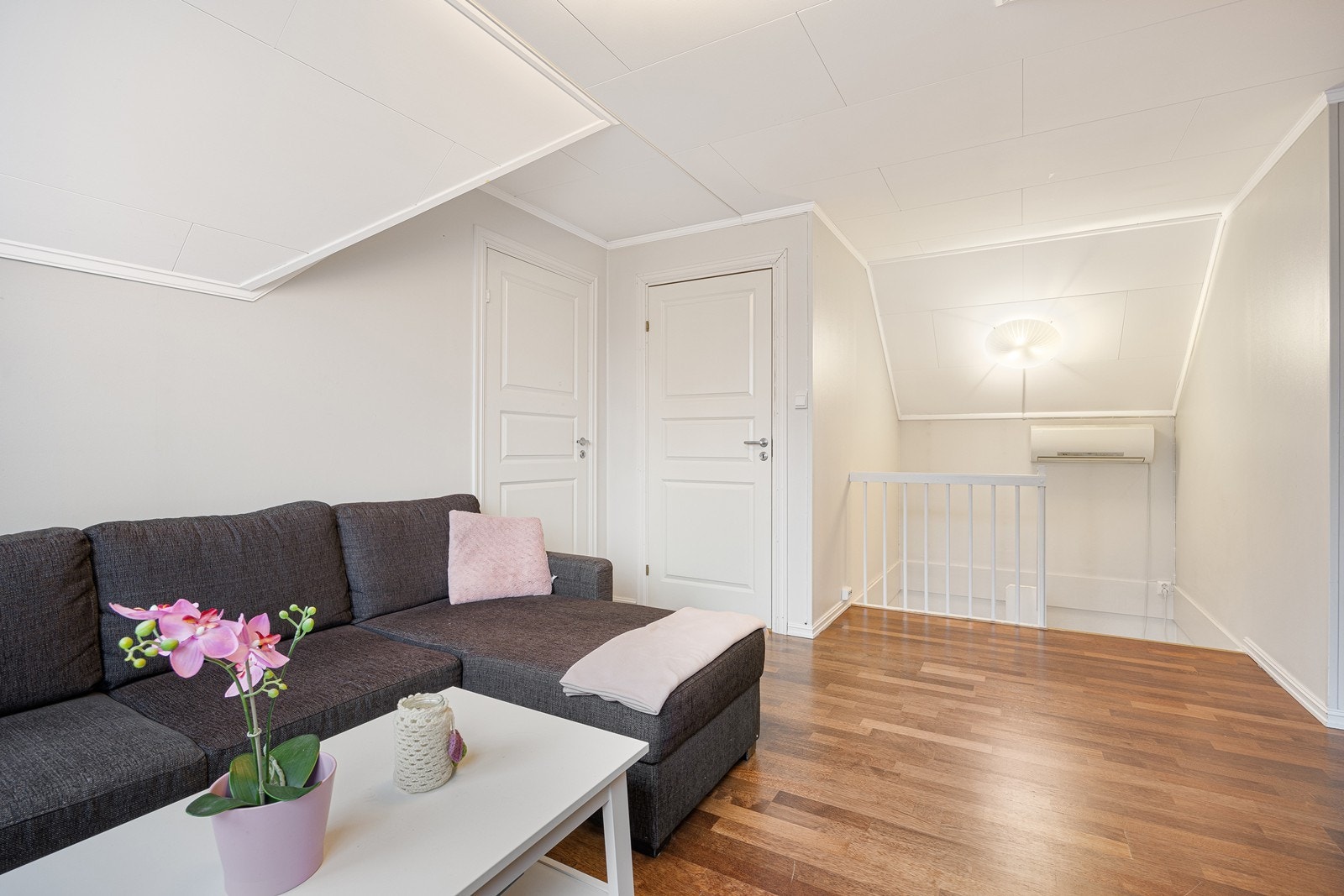 I andre etasje ligger denne loftstuen, bad, 2 soverom og bod. I trappeløpet er det montert en varmepumpe som sørger for jevn, behagelig temperatur året rundt. Galleribilde