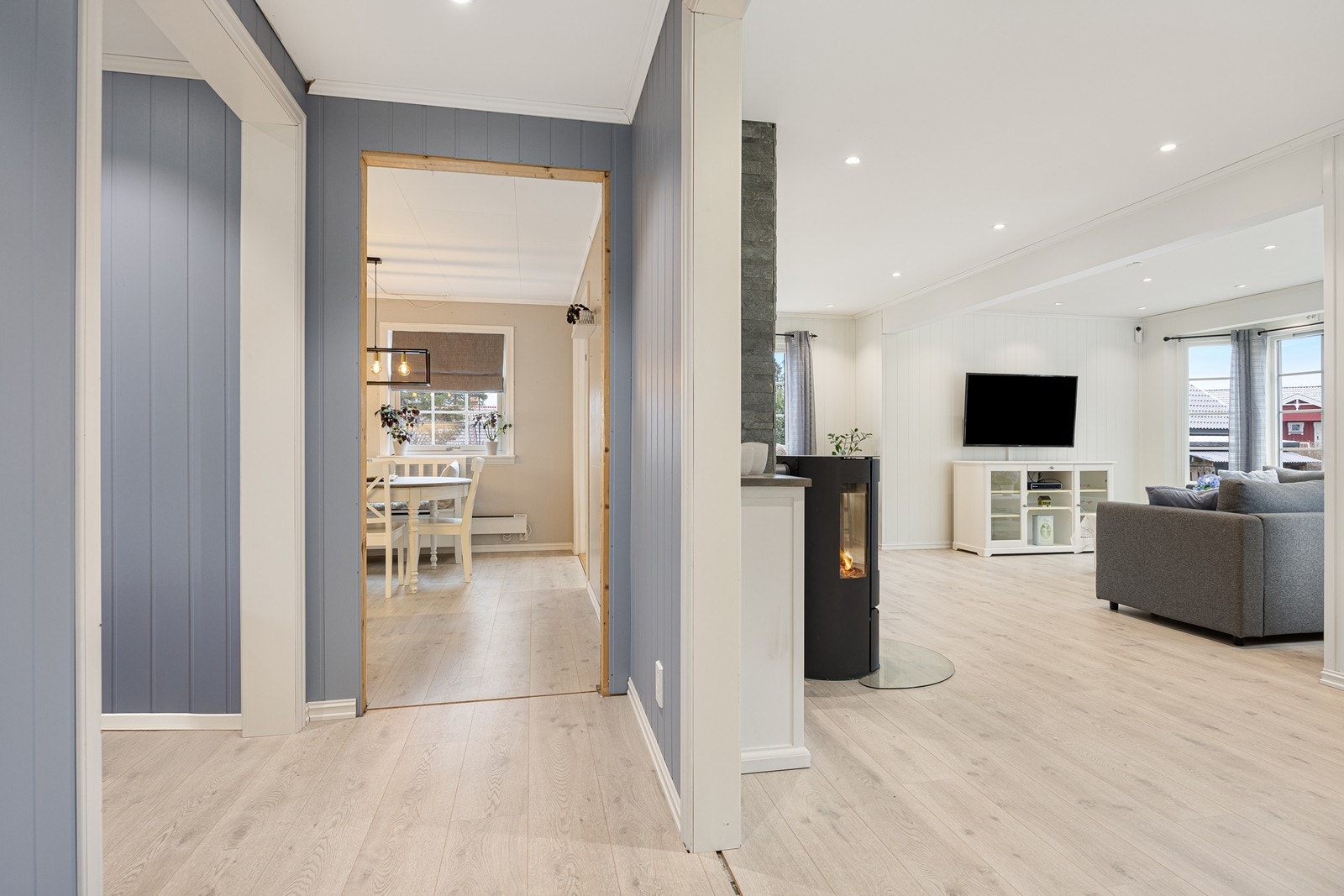 Videre inn ligger en gang med adkomst til stue og kjøkken. Galleribilde