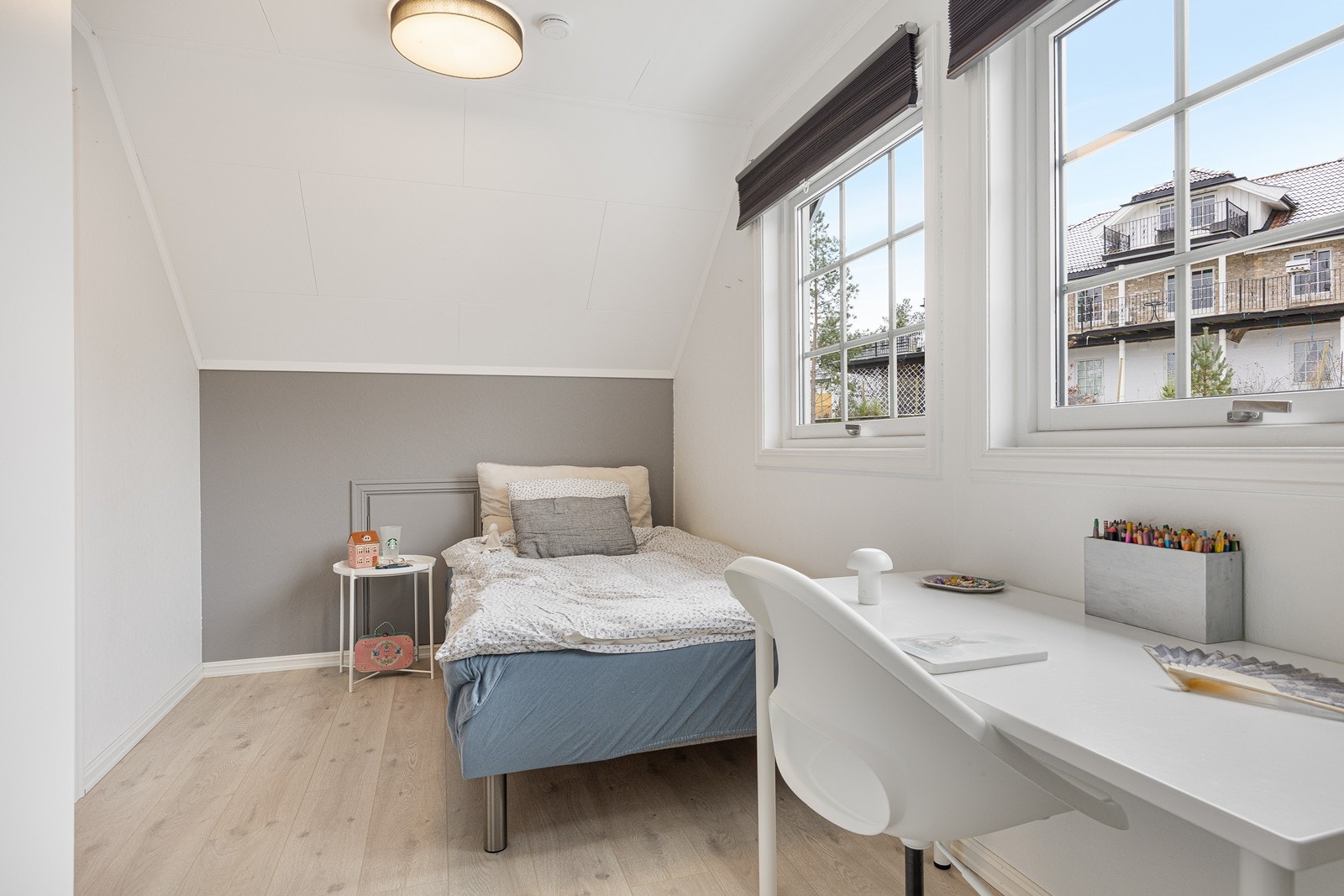 Begge rommene oppe har rikelig med naturlig dagslys fra vindusflatene. Galleribilde