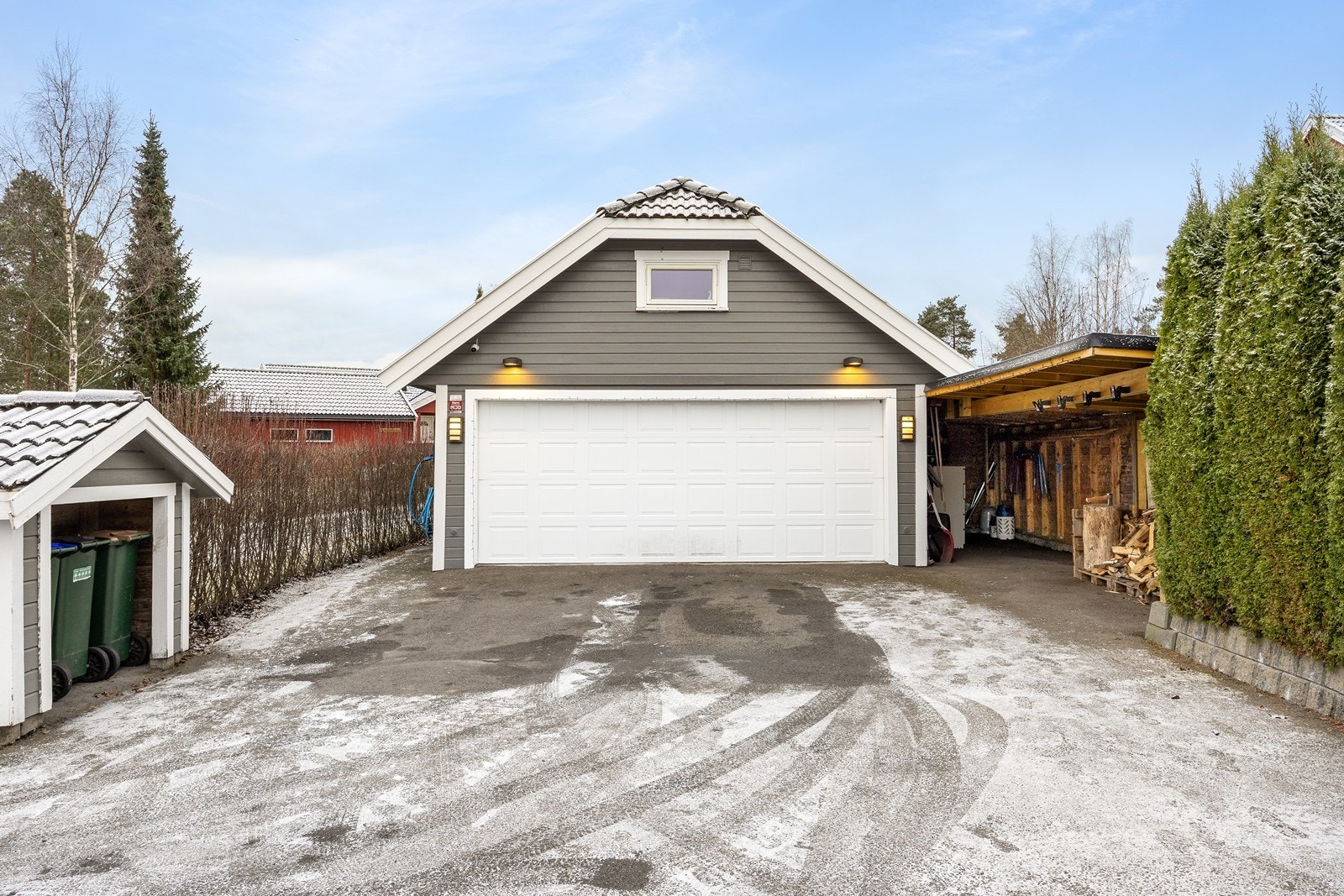 Parkering kan gjøres i den frittstående dobbelgarasjen som har et areal på ca. 46 kvm og elektrisk portåpner. Andre etasje av garasjen har et gulvareal på ca. 20 kvm og er delvis innredet. Galleribilde