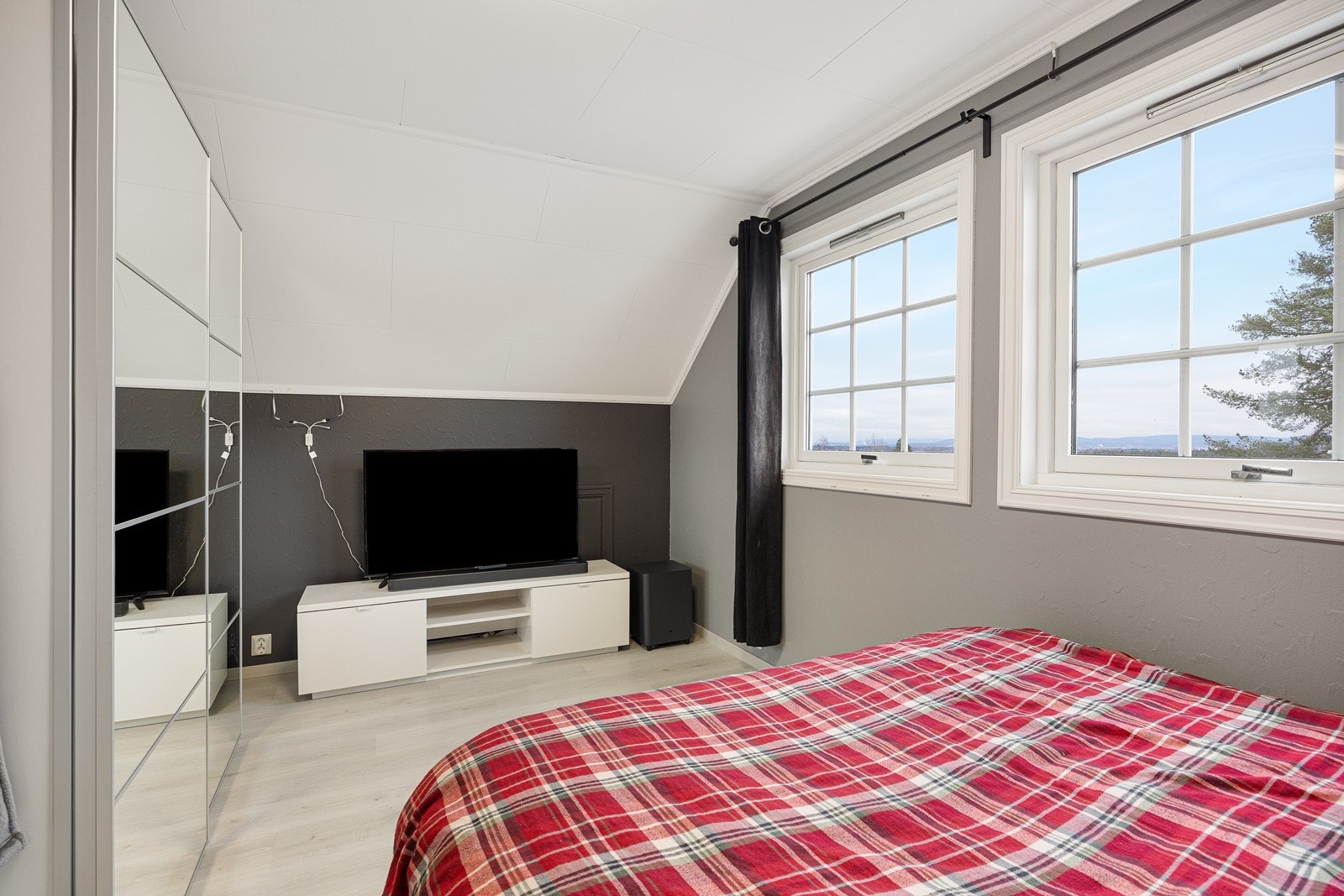 På det ene rommet er det en skyvedørsgarderobe med speilfronter. Galleribilde