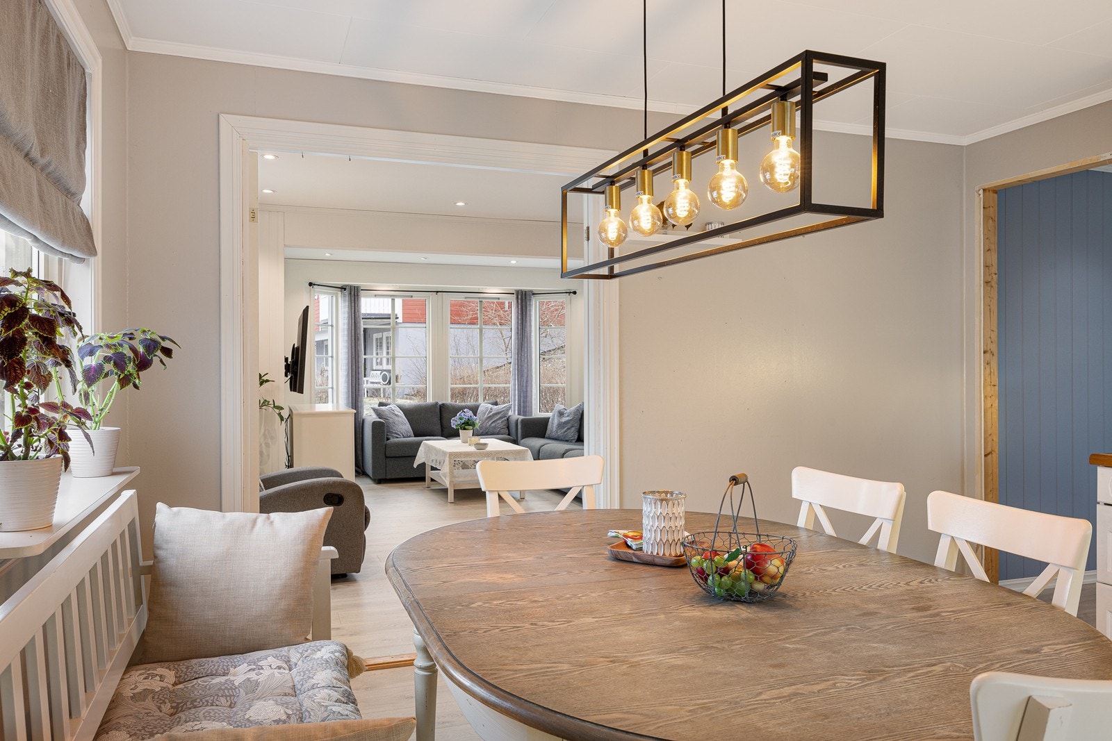 Det er fin plass til et større spisebordsmøblement på kjøkkenet. Galleribilde