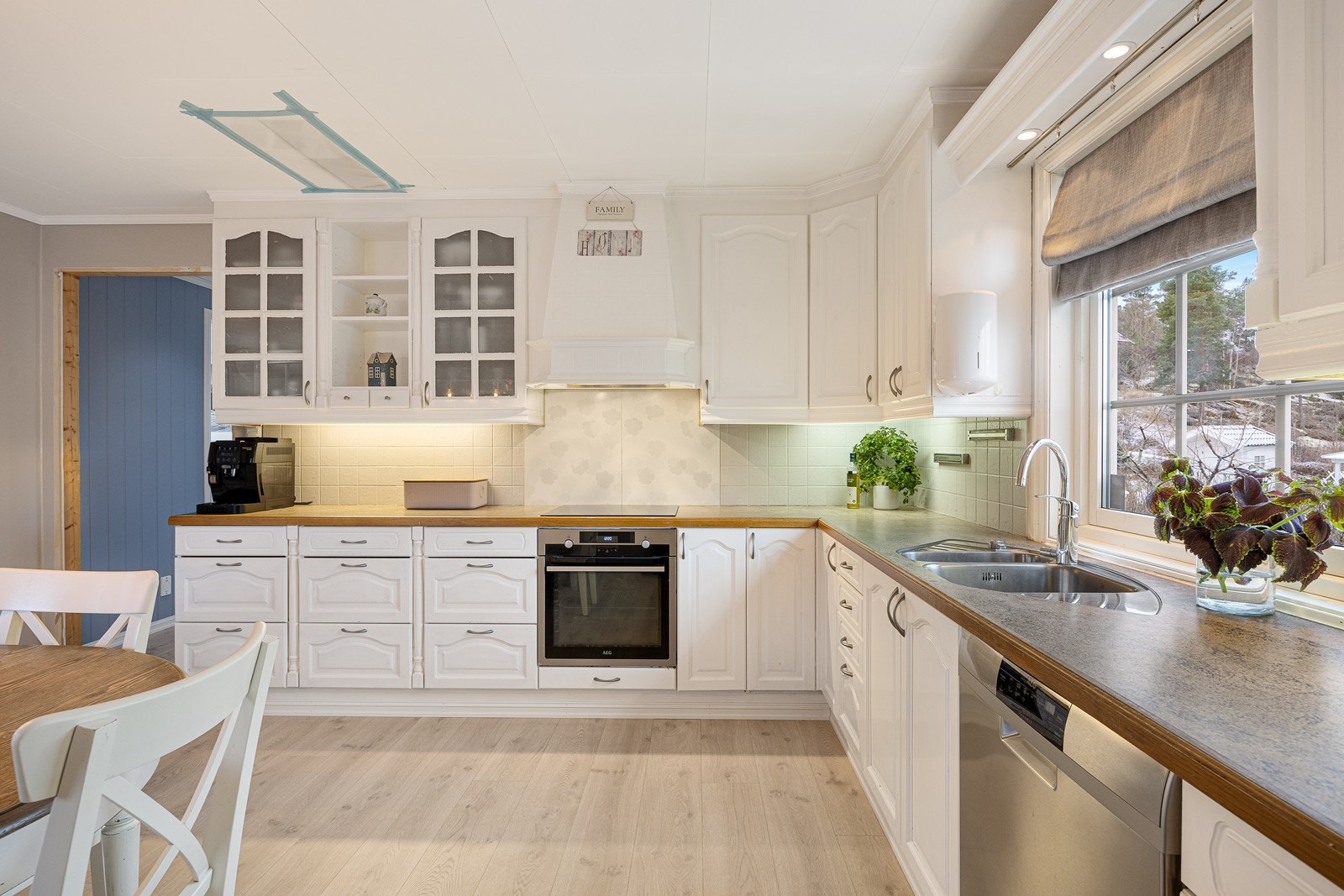 Kjøkkenet ligger i eget rom og har en vinkelformet innredning med god skap- og benkeplass, noe som bidrar til god arbeidsflyt. Galleribilde