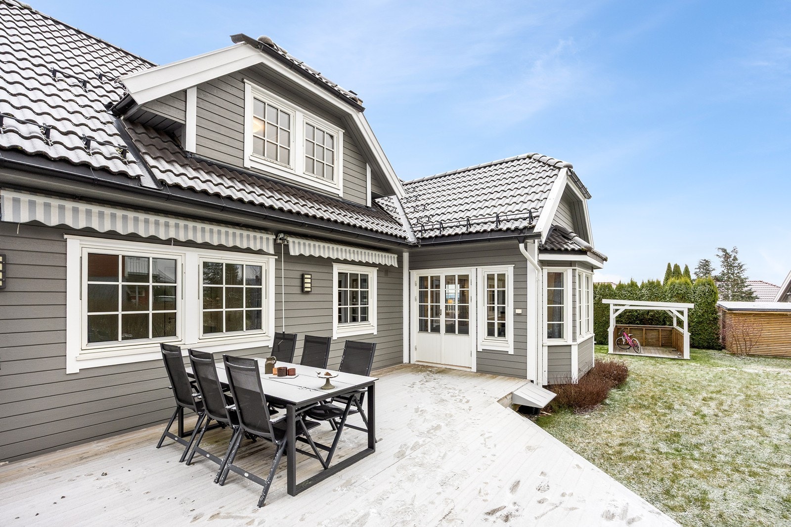 I tillegg til den dels overbygde delen, sørger flere markiser for effektiv solskjerming de varmeste dagene. Galleribilde