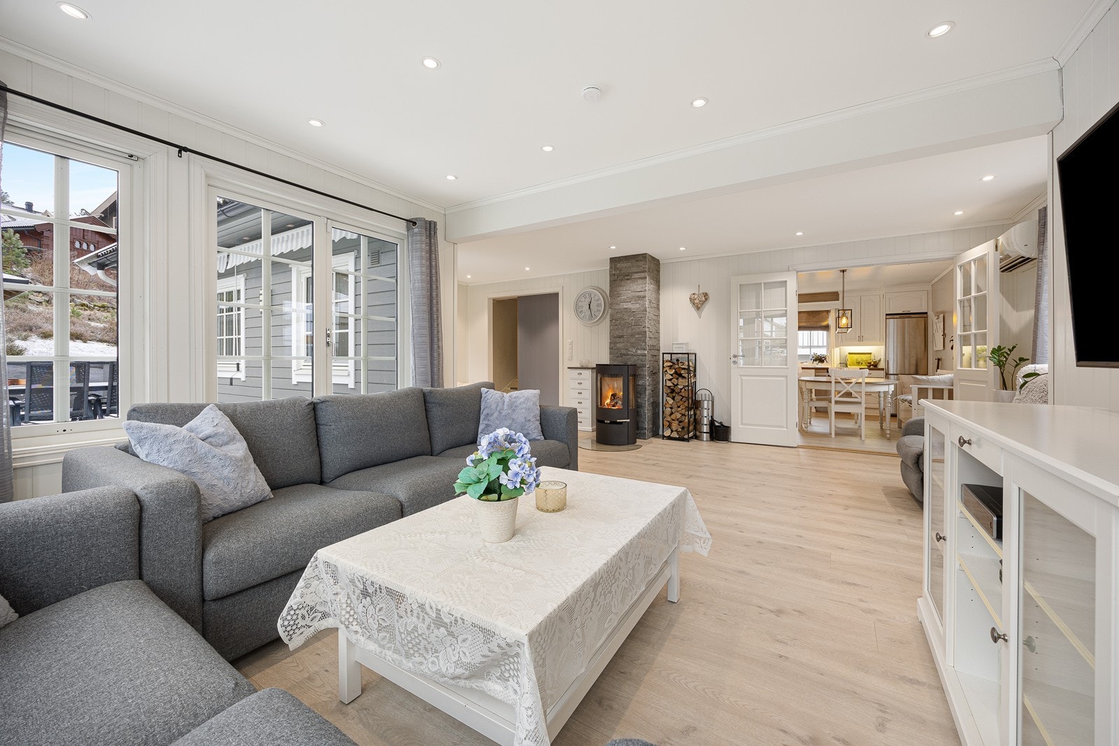 Stuen er lys og romslig med godt naturlig lysinnfall fra de store vindusflatene - dette suppleres av downlights i himlingen. Galleribilde