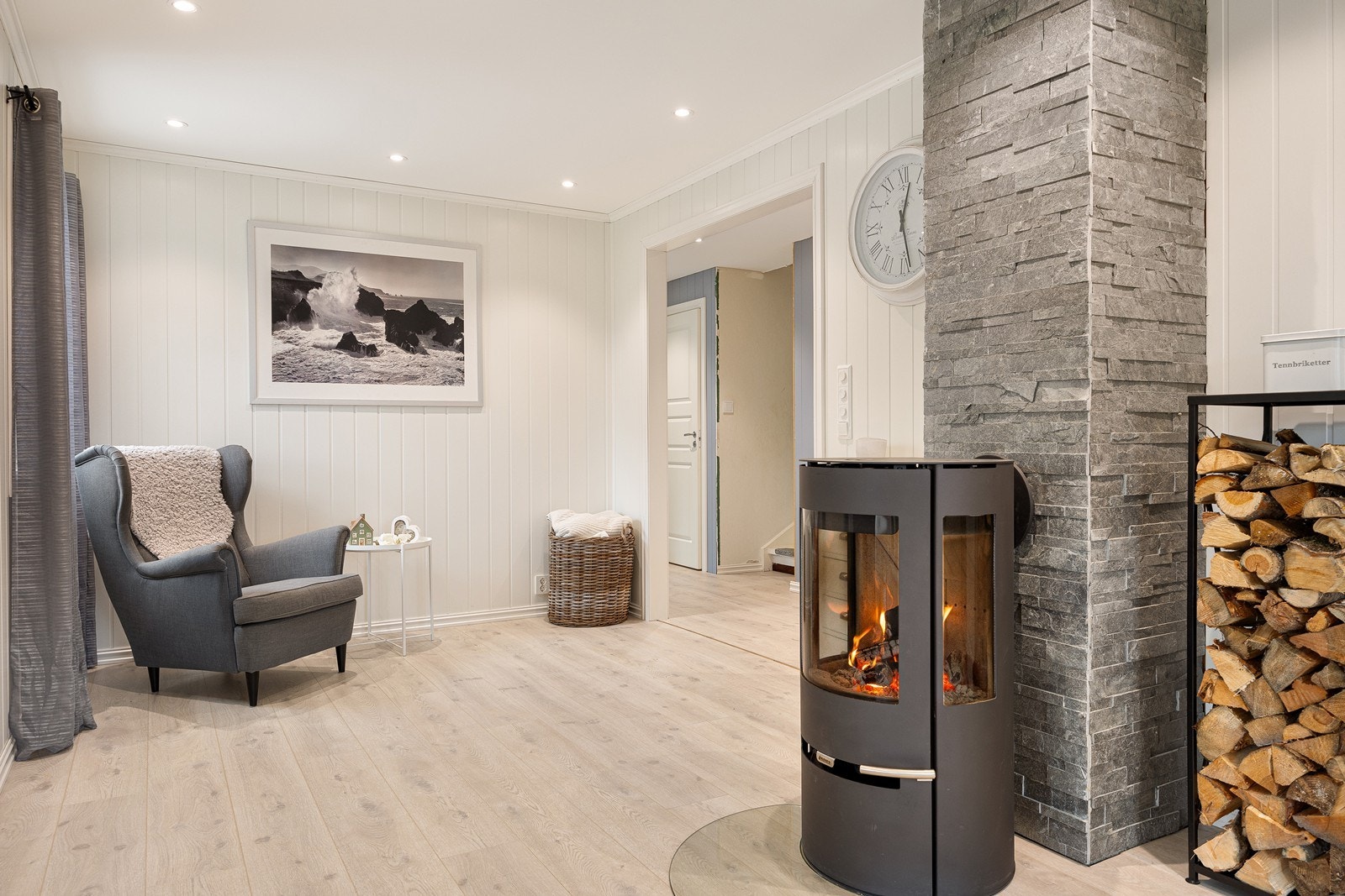 Pipeløpet bak peisovnen er kledd med vakker stein i harmonerende gråtoner. Galleribilde