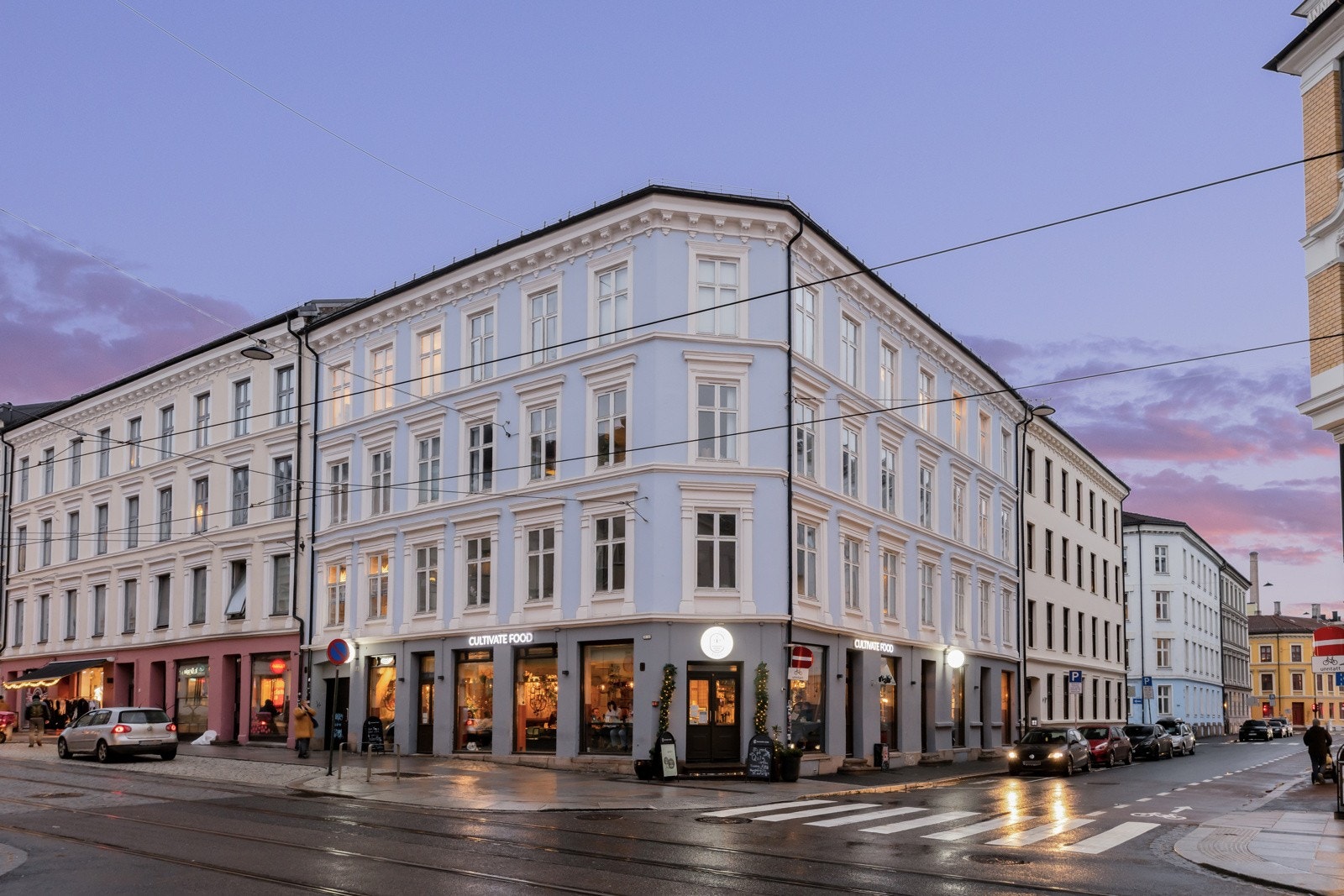 Midt på Grünerløkka, i et av bydelens mest populære og levende boligområder, ligger Helgesens gate 18, en svært innbydende hjørneleilgihet! Foto: Scott Kvitberg / Fotostallen Galleribilde