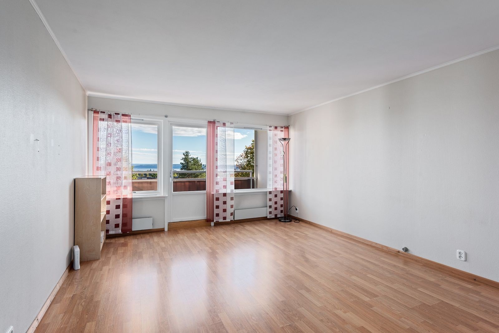 Stue fra gangen mot ut. terrasse og utsikt Galleribilde