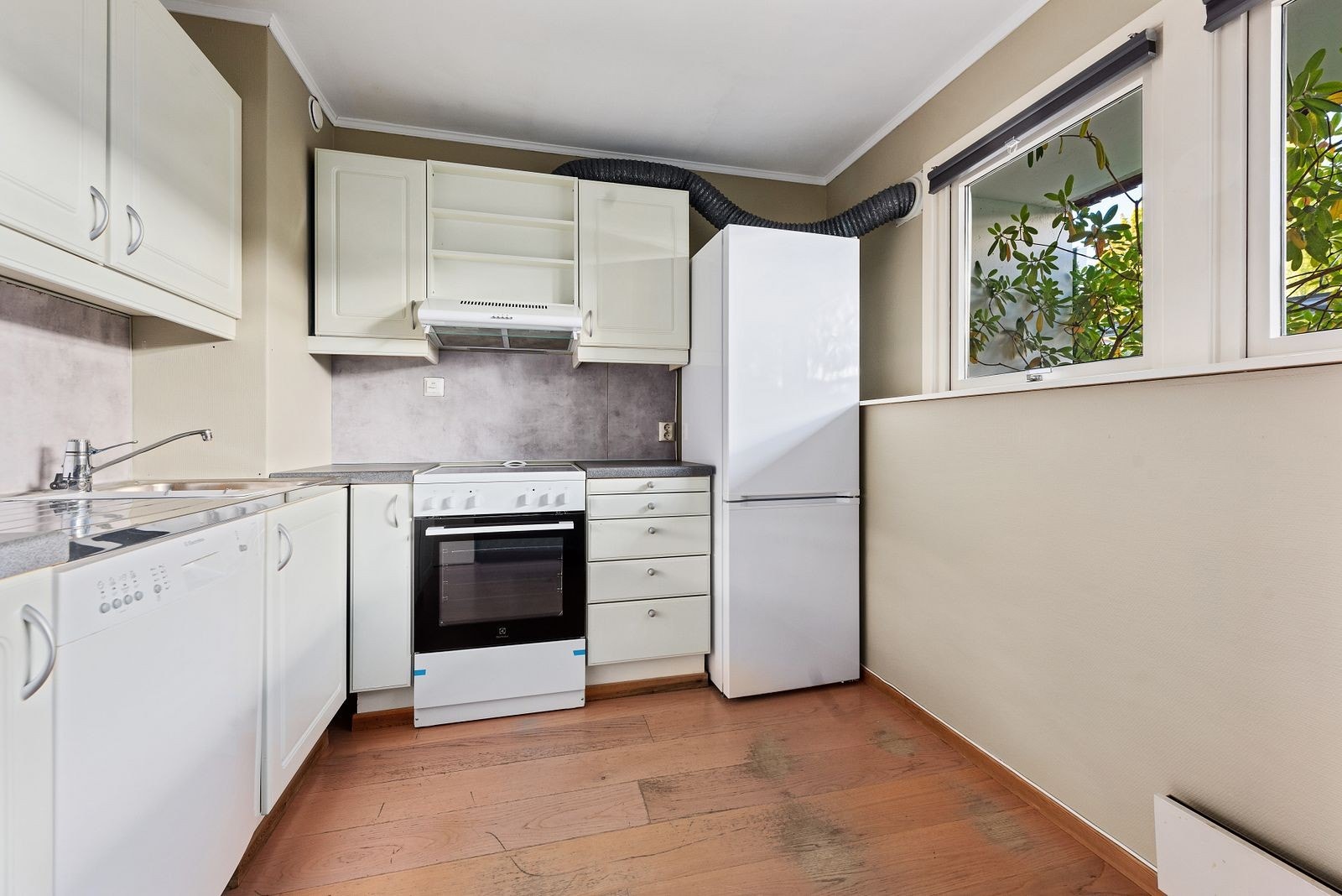 Kjøkken med alle hvitevarer Galleribilde