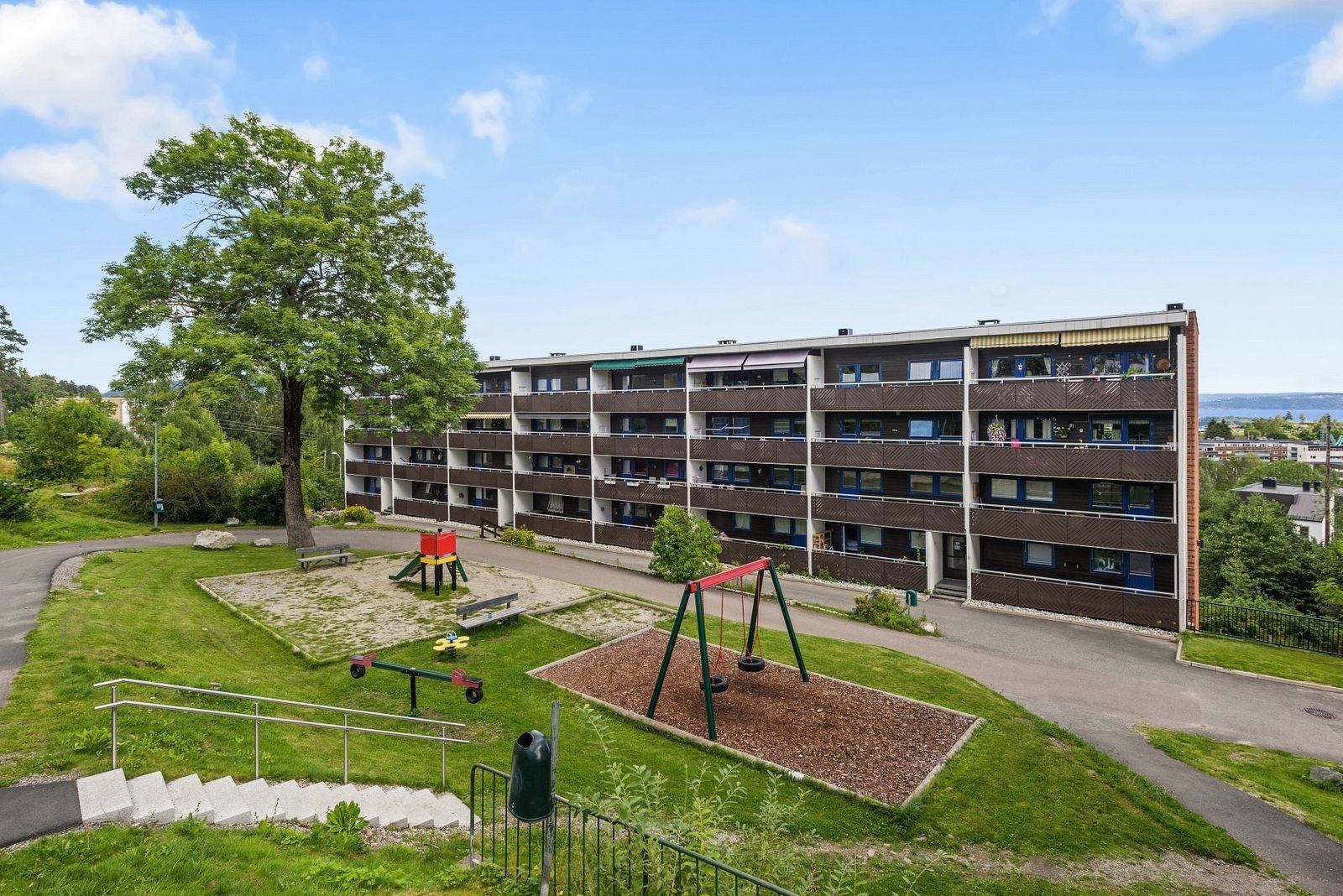 Uteområde med lekestativer Galleribilde