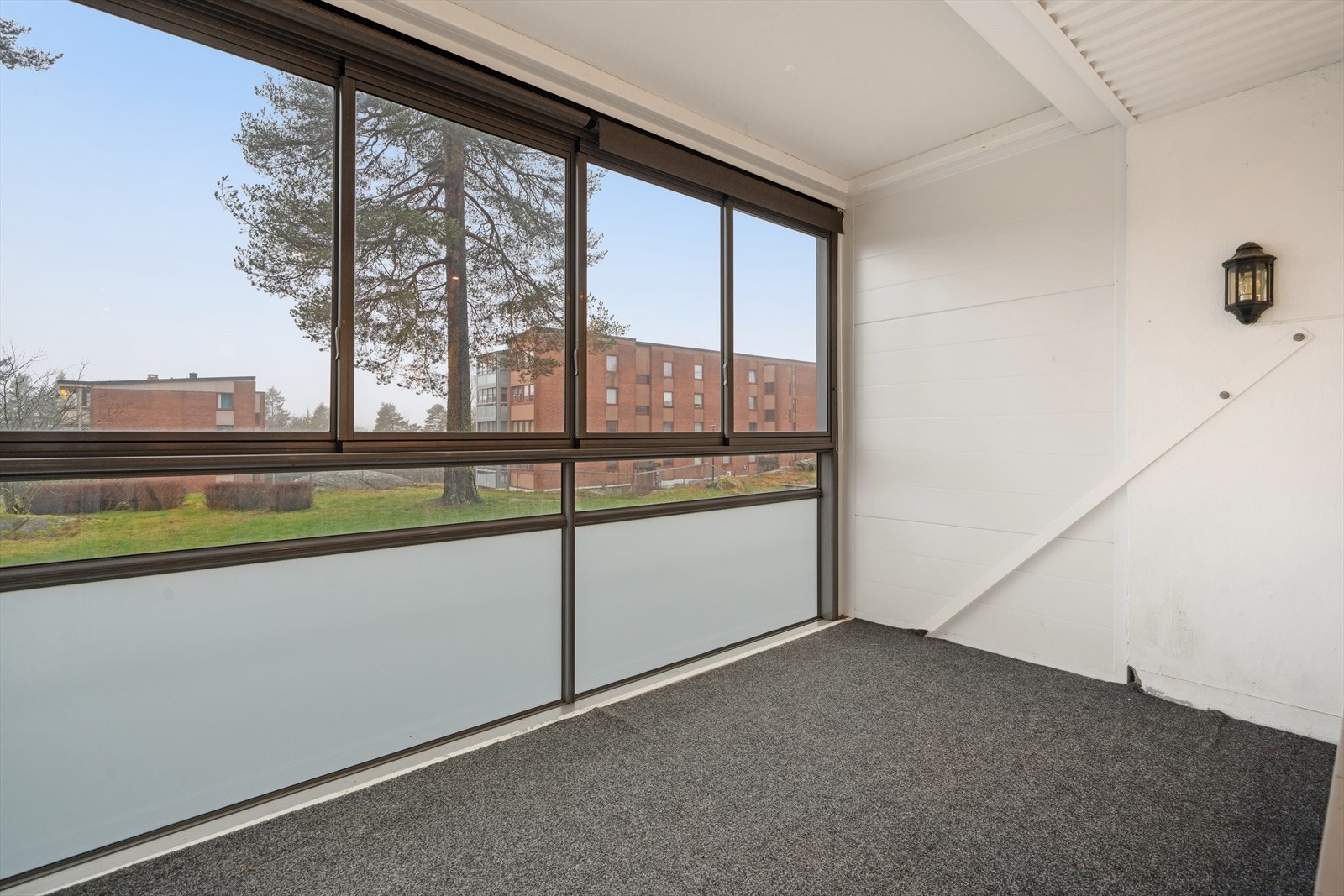 Fra stuen er det utgang til en romslig, innglasset balkong som fungerer som en fin forlengelse av oppholdsrommet. Galleribilde