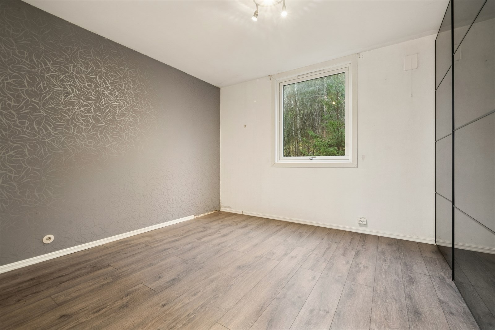 Leiligheten har tre romslige soverom, hvorav to nås fra entreen og ett fra stuen. Galleribilde