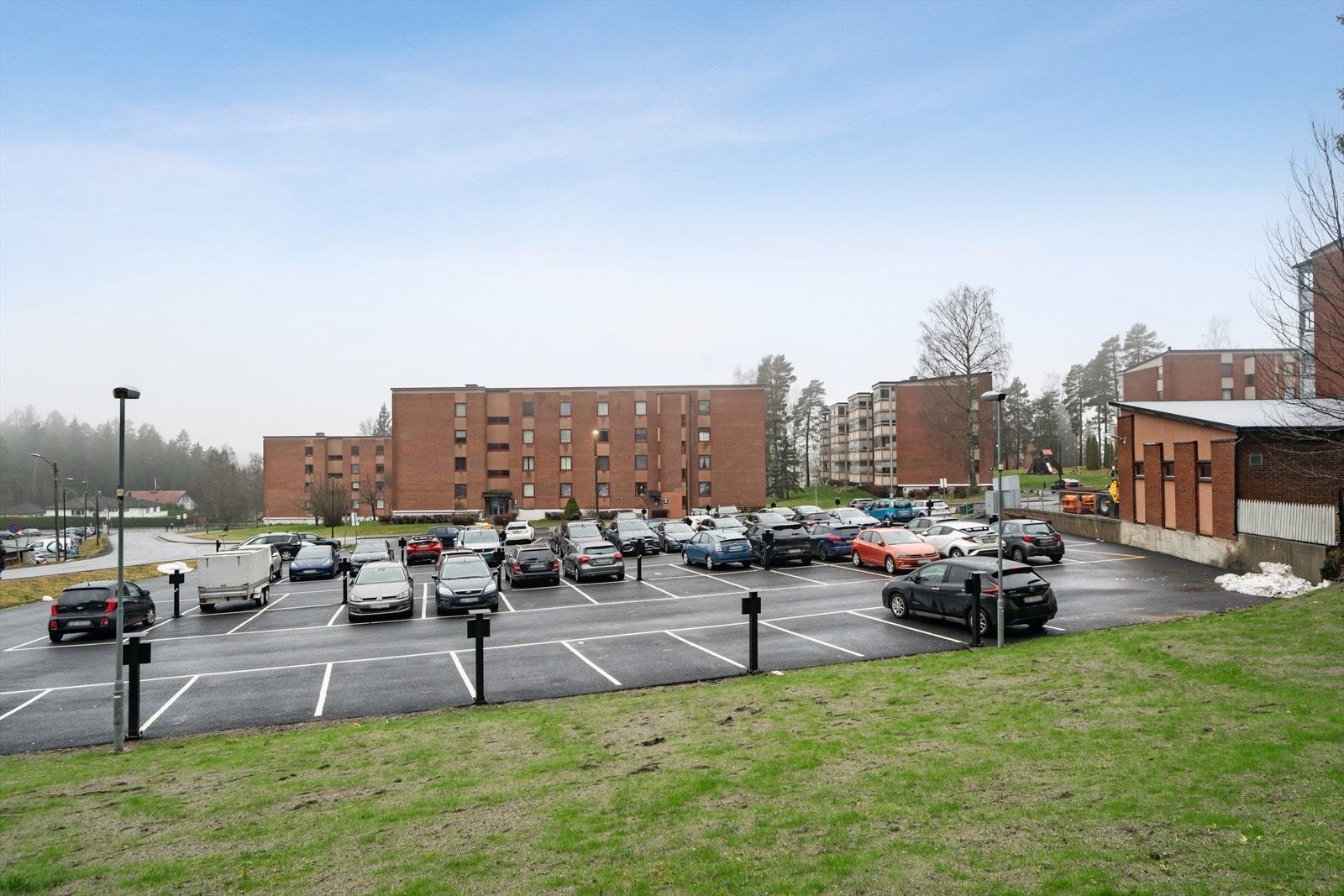 Leilighetene disponerer fast plass nummerert 44 på felles parkeringsområde. Biloppstillingsplassen følger andelen ved salg. Galleribilde