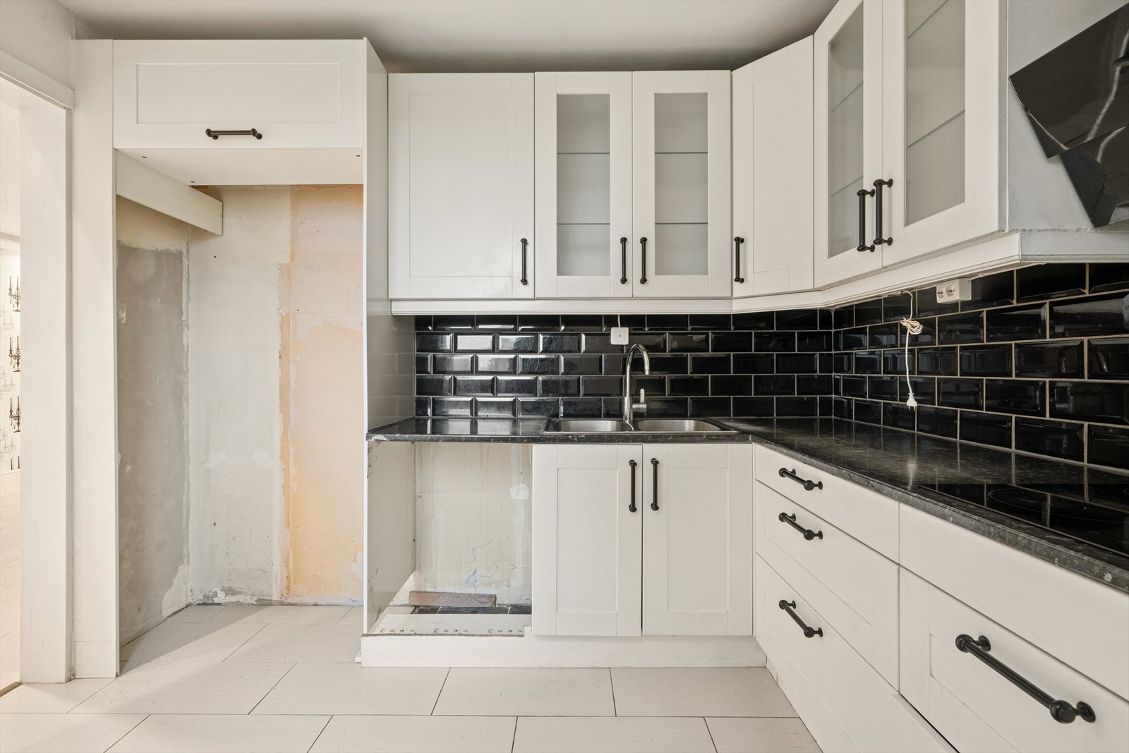 Det er også klargjort for installasjon av både kjøleskap og oppvaskmaskin, noe som gir gode muligheter for en komplett og funksjonell løsning. Galleribilde