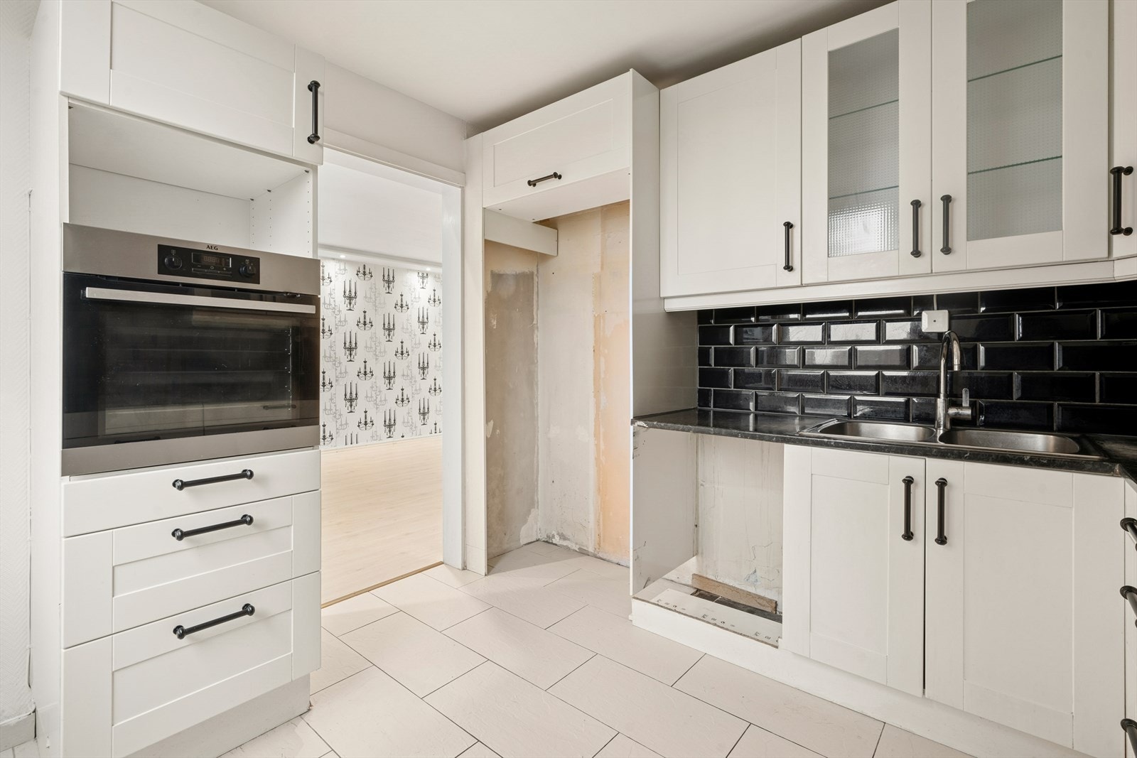 Innredningen har tidsriktige, glatte fronter og en slitesterk benkeplate i laminat som gir rikelig med arbeidsplass. Galleribilde