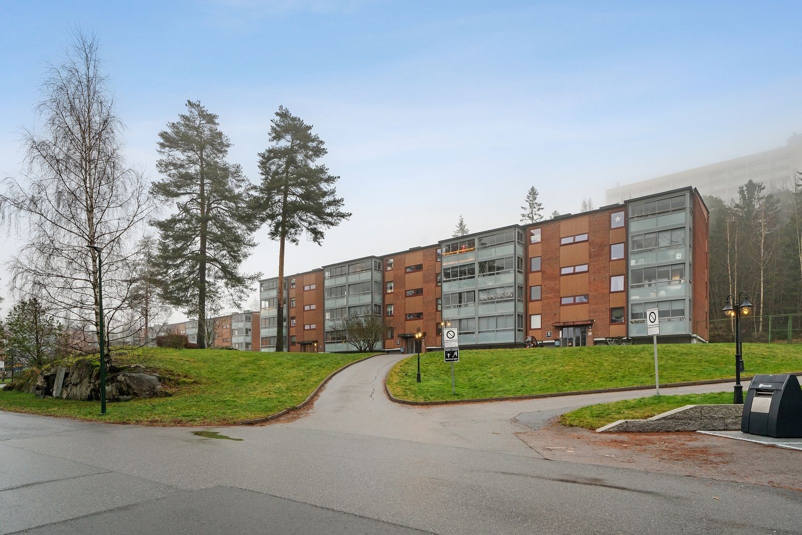 Leiligheten ligger i et attraktivt, barnevennlig og sentralt boligområde på Skårer i Lørenskog kommune. Galleribilde