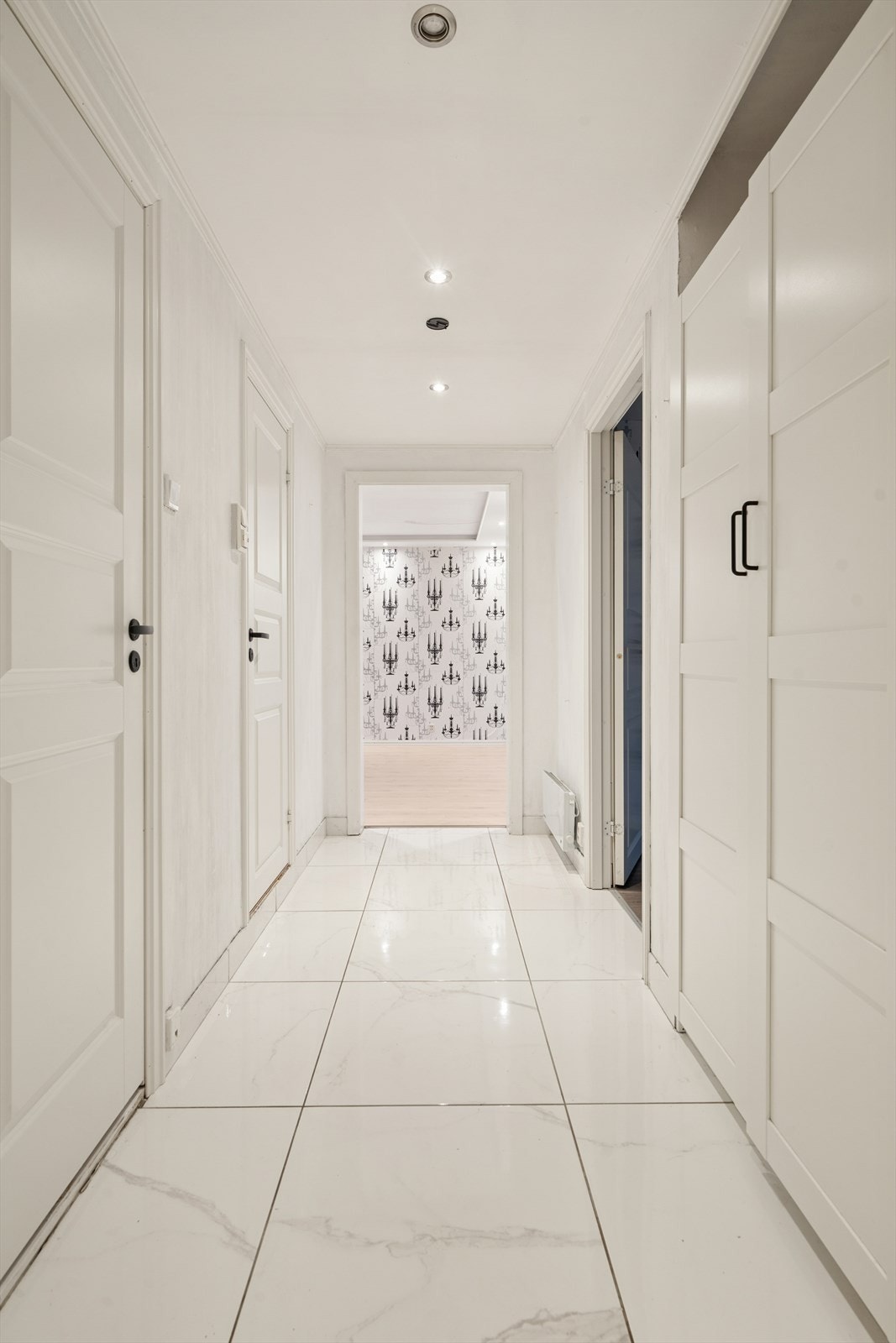 En lys og innbydende entré med flislagt gulv og god plass til garderobeskap. Galleribilde