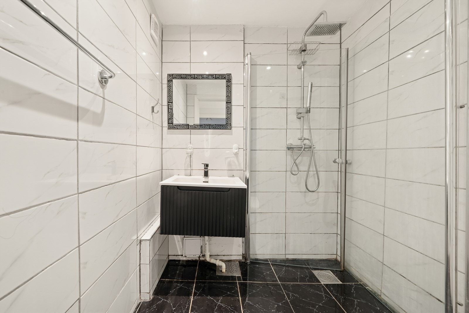 Flislagt og delikat baderom. Galleribilde