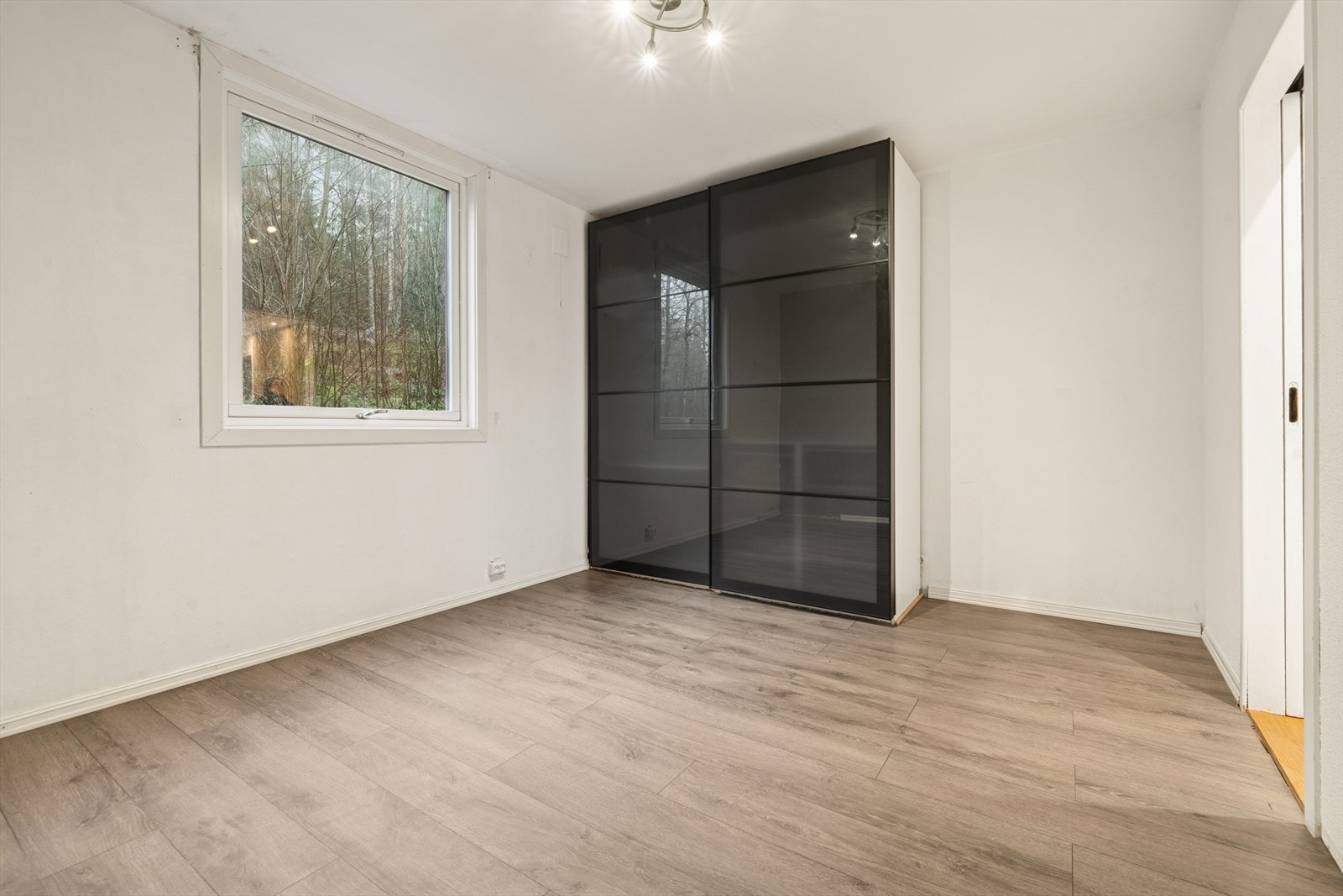 Rommene har god plass og kan enkelt innredes etter behov, noe som gjør det praktisk for familier eller flere beboere. Galleribilde