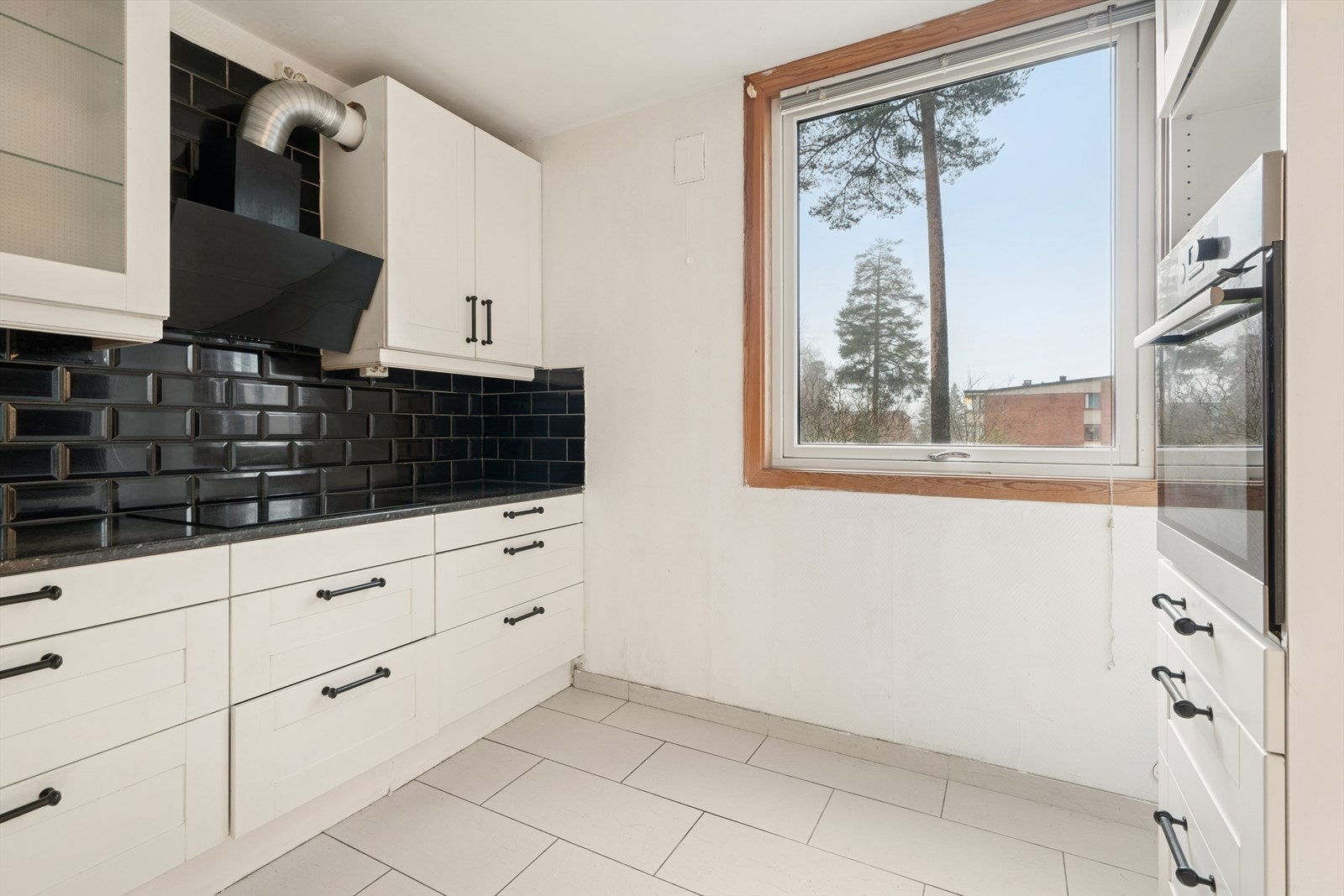 Kjøkkenet er utstyrt med integrert komfyr og platetopp, samt en ventilator med avtrekk ut. Galleribilde