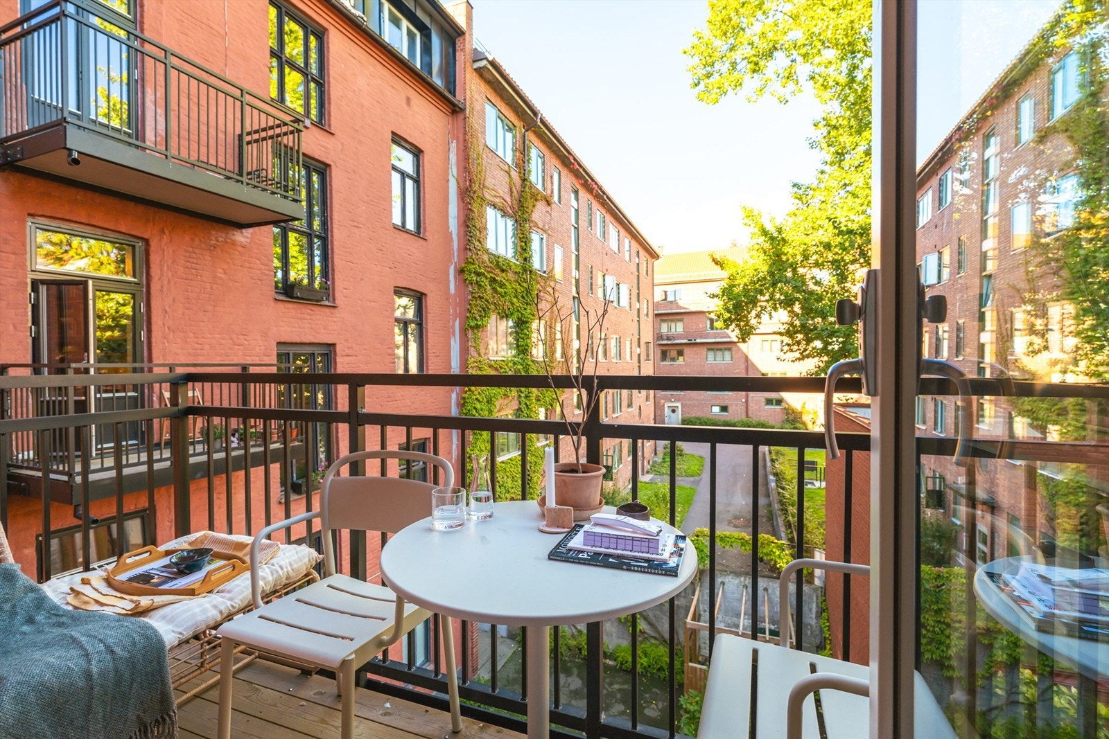 Fra soverommet er det utgang til en lys og trivelig balkong på ca. 3 m², oppført i solide stålkonstruksjoner. Galleribilde