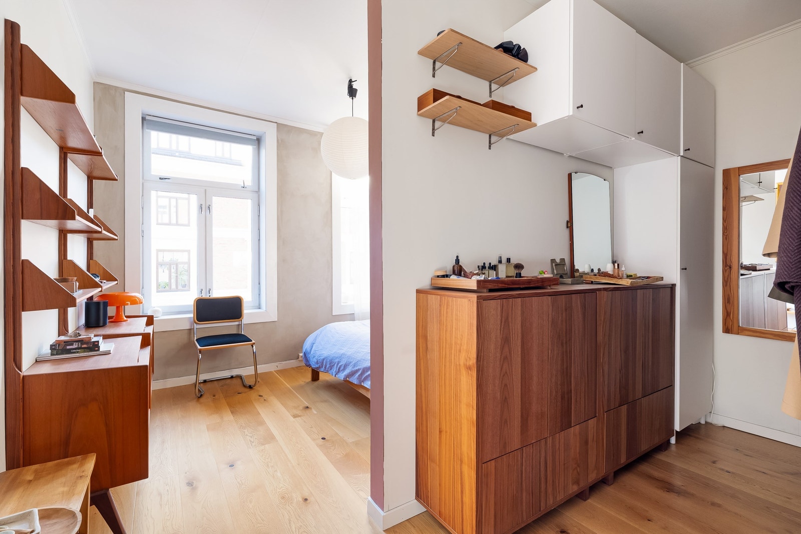 Hovedsoverommet er innredet med en stor og romslig garderobeløsning som gir godt med oppbevaringsplass. Galleribilde