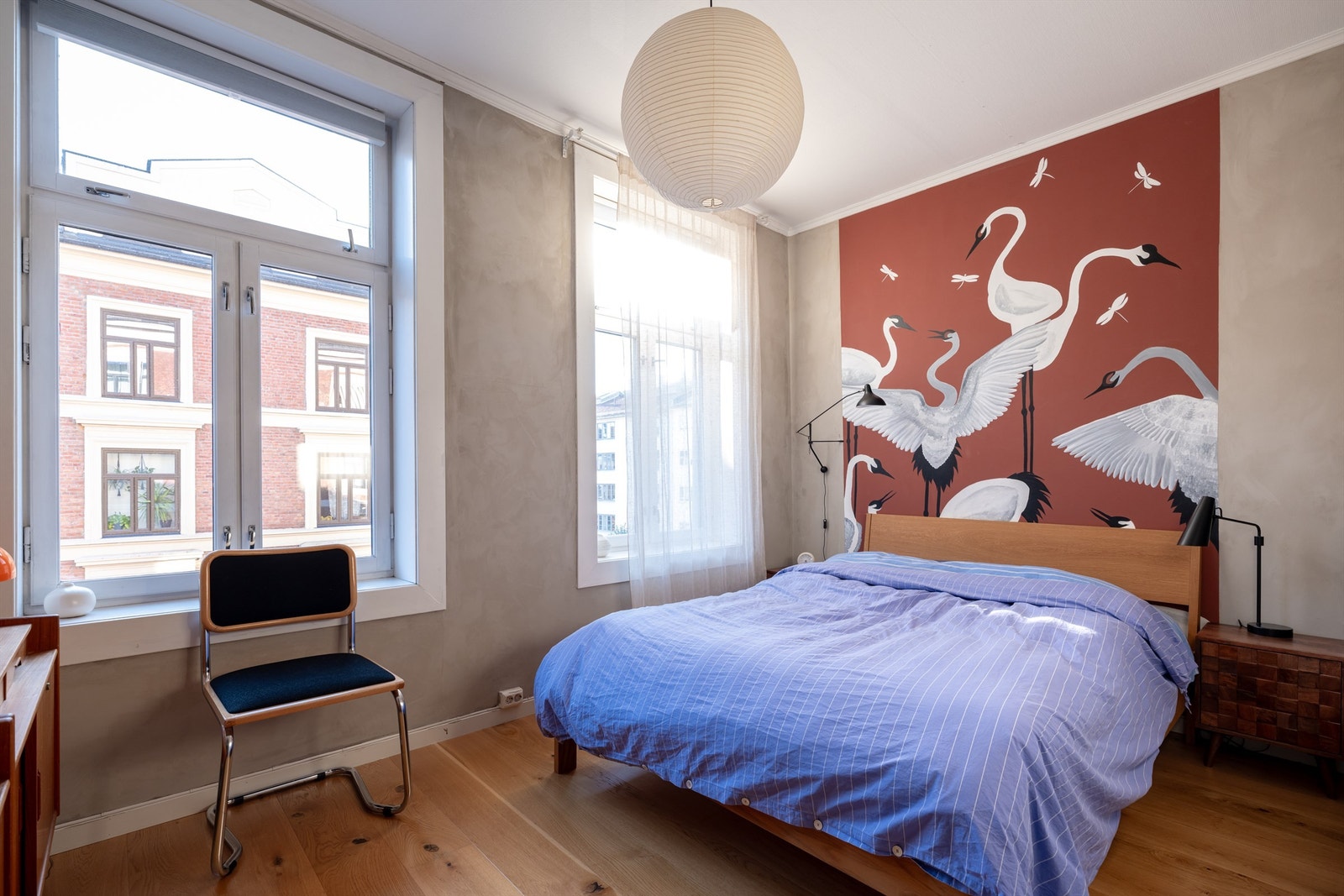 Rommet er malt i tidsriktige og behagelige farger og som sammen med de store vindusflatene skaper en luftig og lys atmosfære. Galleribilde