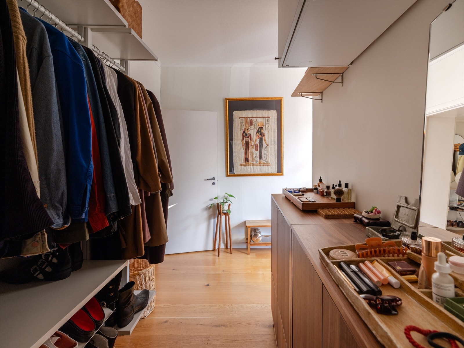 Her er det god plass til å henge fra seg klær og sette fra seg sko. Galleribilde