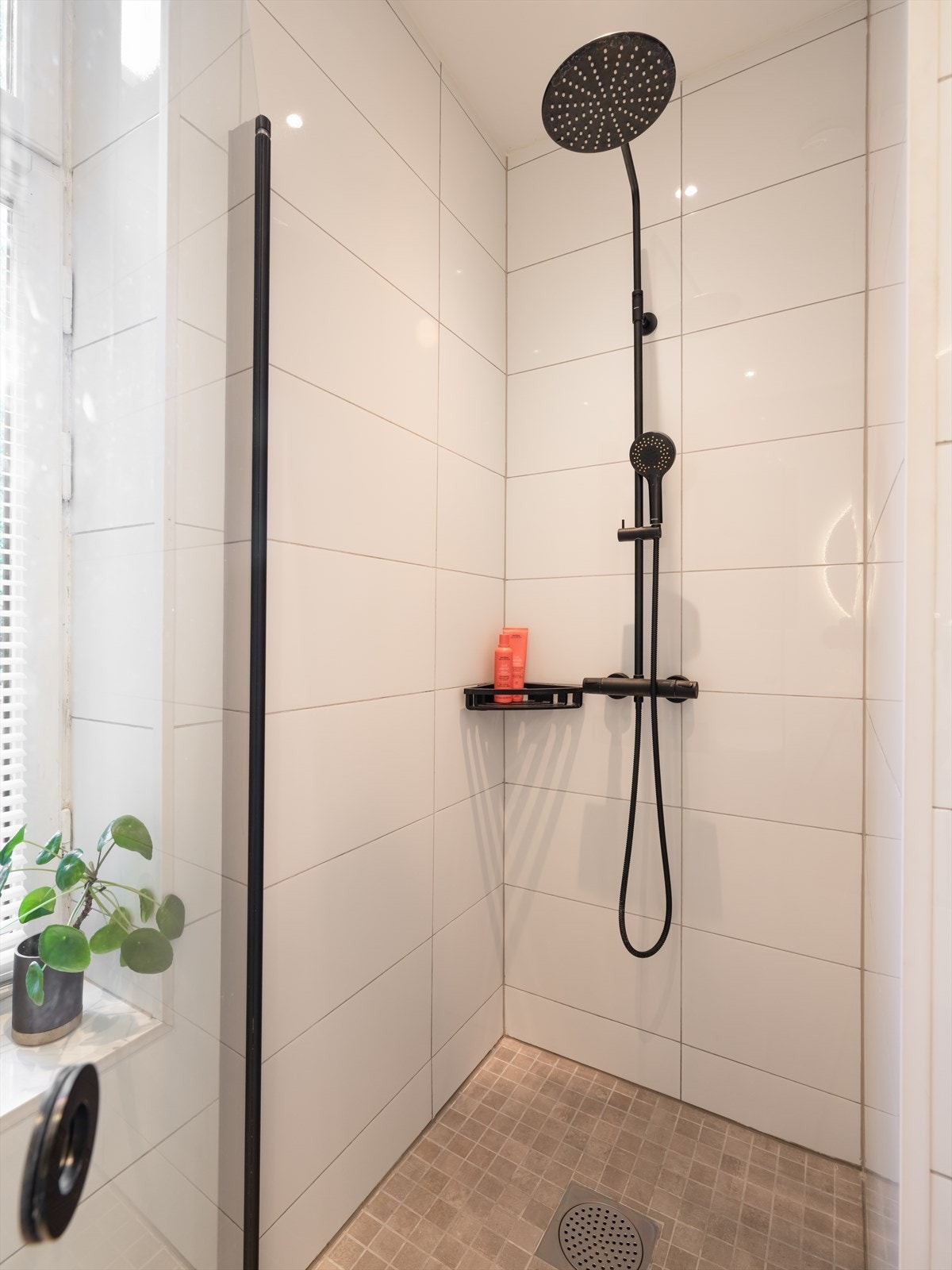 Videre er det eget dusjhjørne med glassdør. Galleribilde