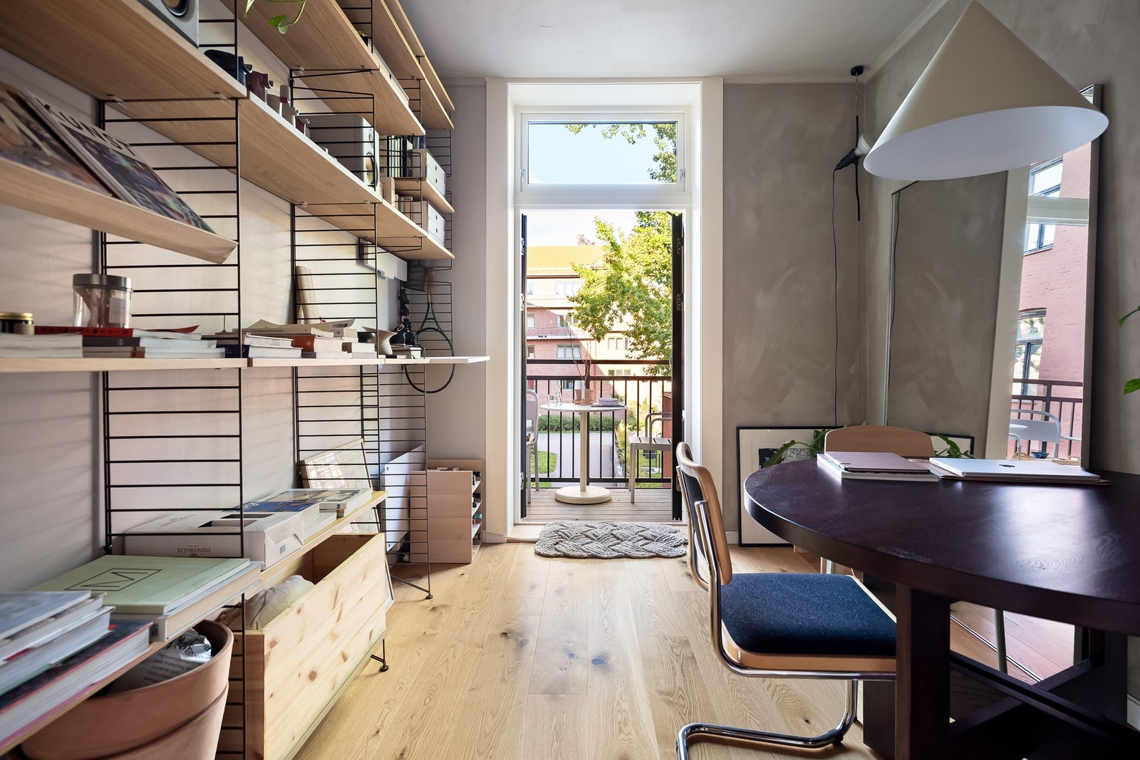 Herfra er det direkte utgang til balkongen gjennom en to-fløyet balkongdør som slipper inn rikelig med dagslys og bidrar til en luftig og åpen følelse i rommet. Galleribilde