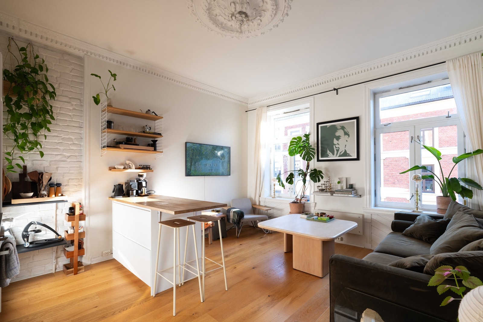 Dette er en gjennomgående, lys og sjarmerende 3-roms leilighet med ettertraktet beliggenhet. Foto: Borowiak, Chris. Galleribilde