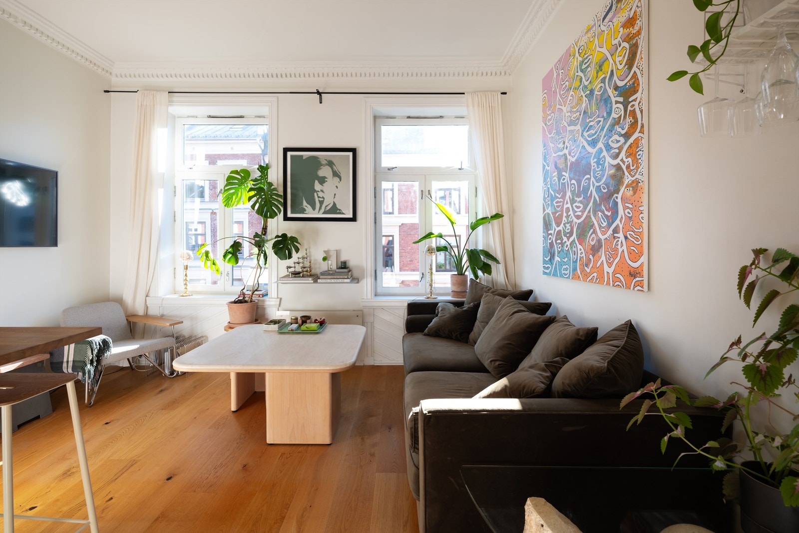 Det er god plass til en komfortabel sofagruppe med salongbord og TV-seksjon. Galleribilde