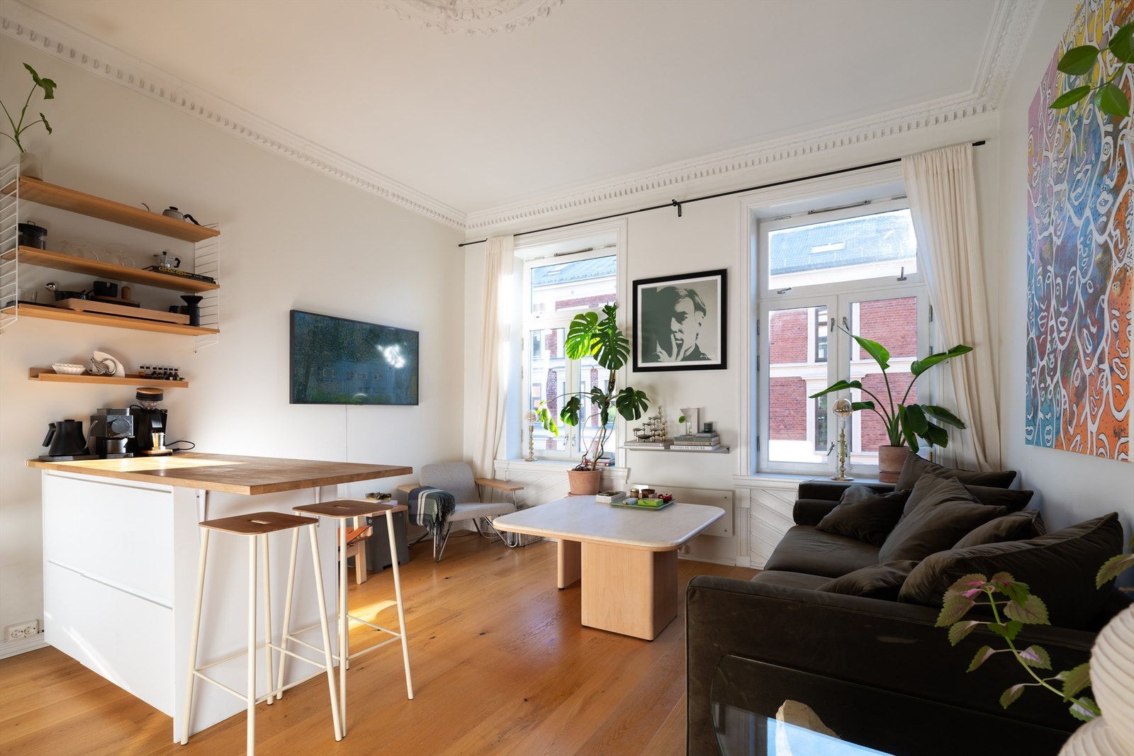 Stuen er romslig og har en takhøyde på hele 2,76 meter, noe som sammen med store vindusflater skaper en luftig og behagelig atmosfære med rikelig naturlig lys. Galleribilde