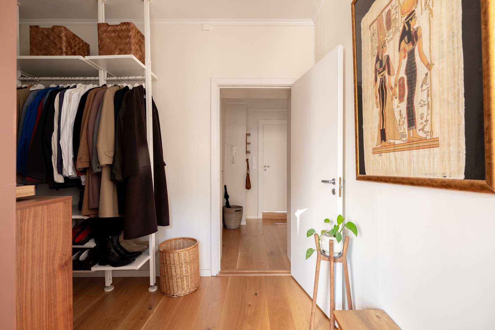 Praktisk garderobeløsning på hovedsoverommet. Galleribilde