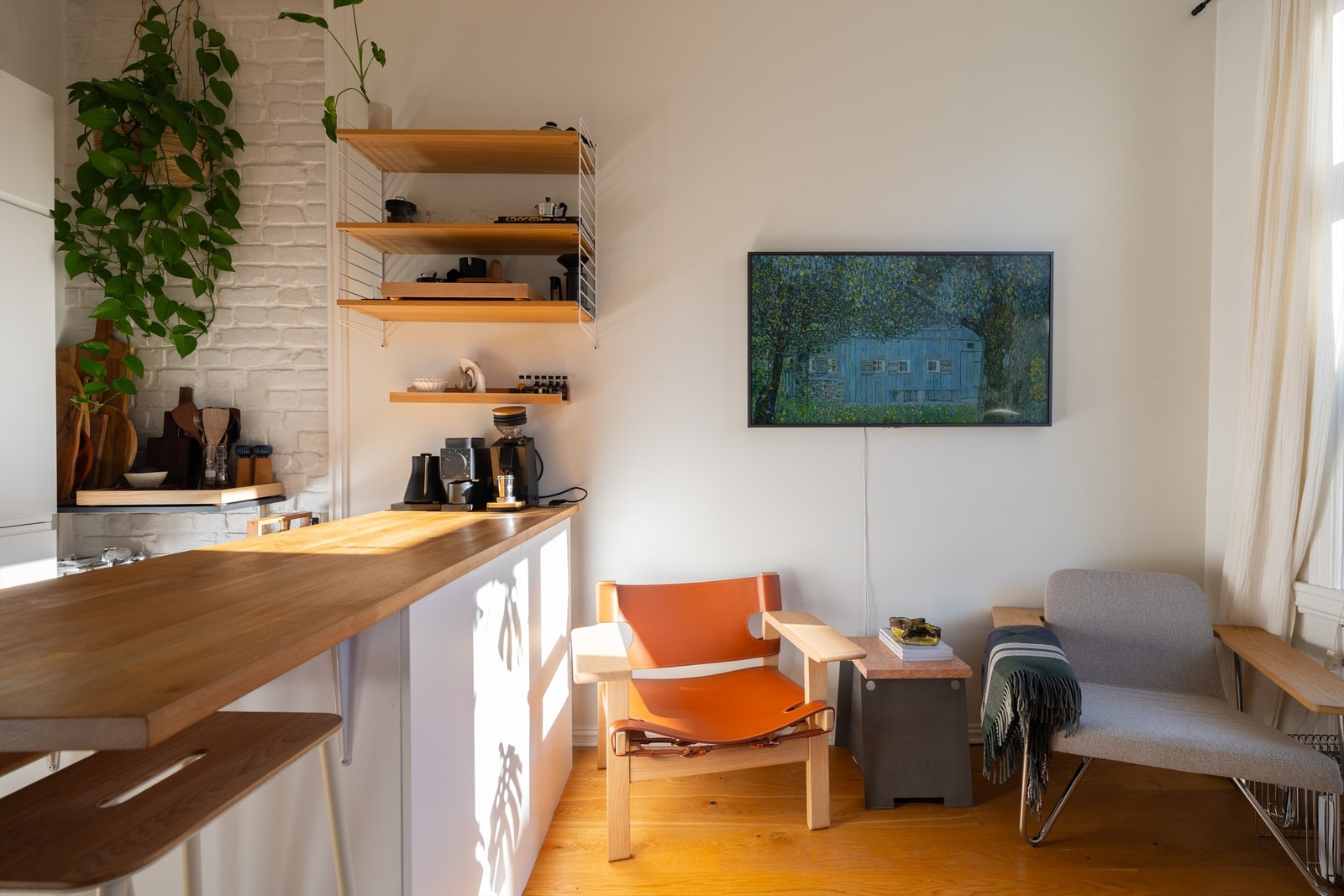 Kjøkkenøyen er en sosial løsning som passer perfekt for raske frokoster i en hektisk hverdag, eller dagens første kaffekopp. Galleribilde