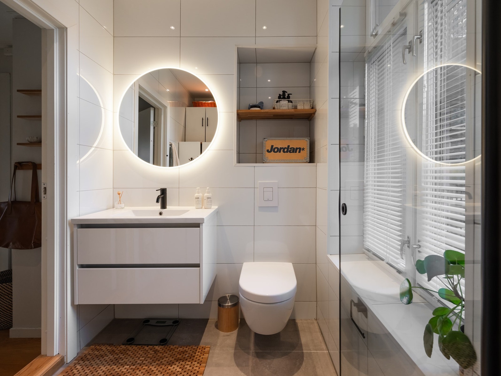 Delikat flislagt bad med gulvvarme som sørger for en behagelig start på dagen. Galleribilde