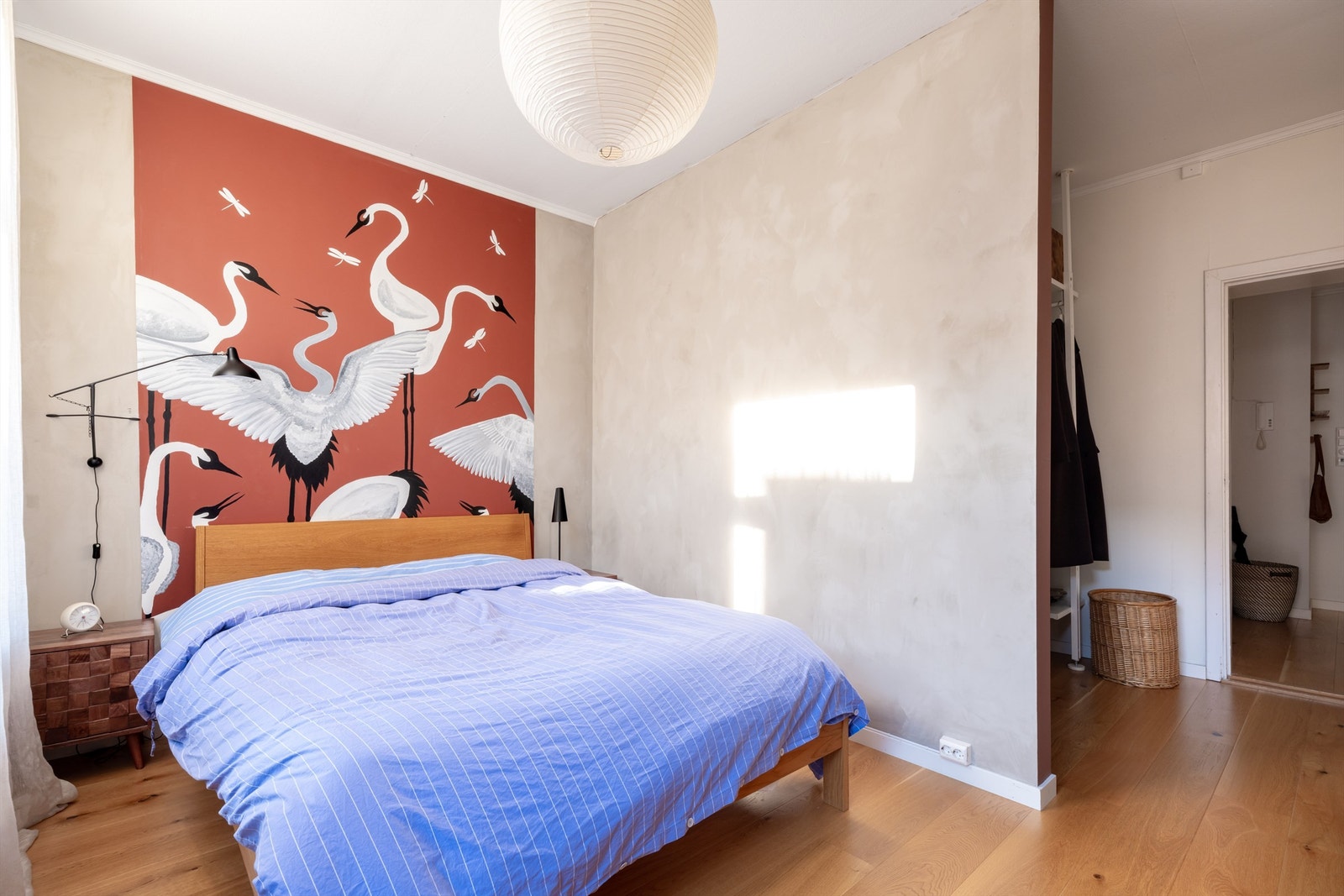 Hovedsoverommet er romslig og har god plass til å innrede med både dobbeltseng og nattbord. Galleribilde