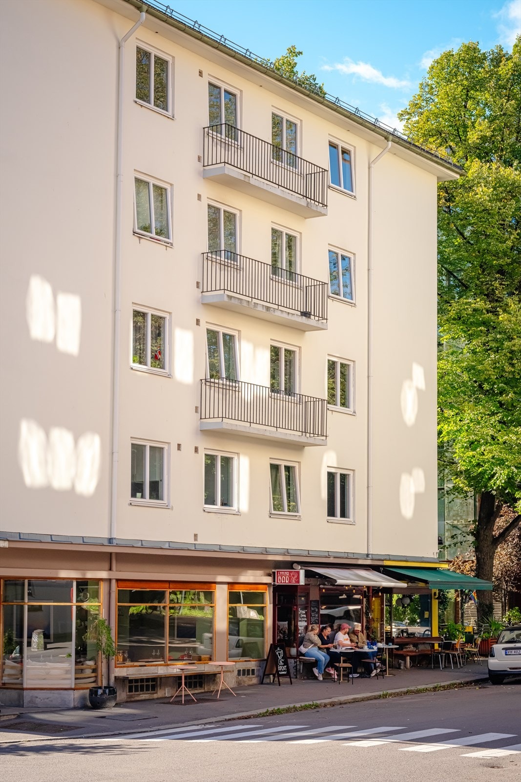 I Dælenenggata finnes både nabolagskafé, nabolagsbaren ART bar, italiensk kafé- og vinbar, samt den trendy Michelin-restauranten Hotshop som ligger i umiddelbar nærhet. Galleribilde