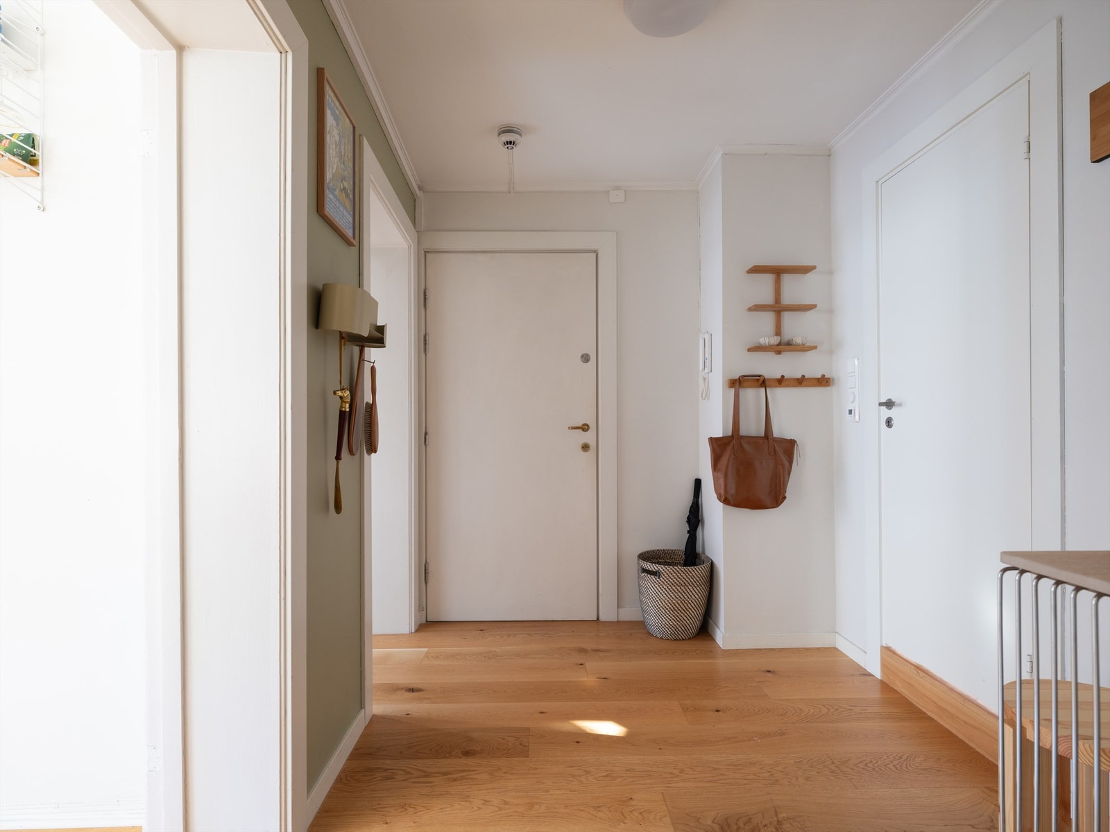 Innbydende entré som er med på å gi et godt førsteinntrykk av leiligheten. Adkomst via felles trappegang med callinganlegg. Velkommen inn! Galleribilde