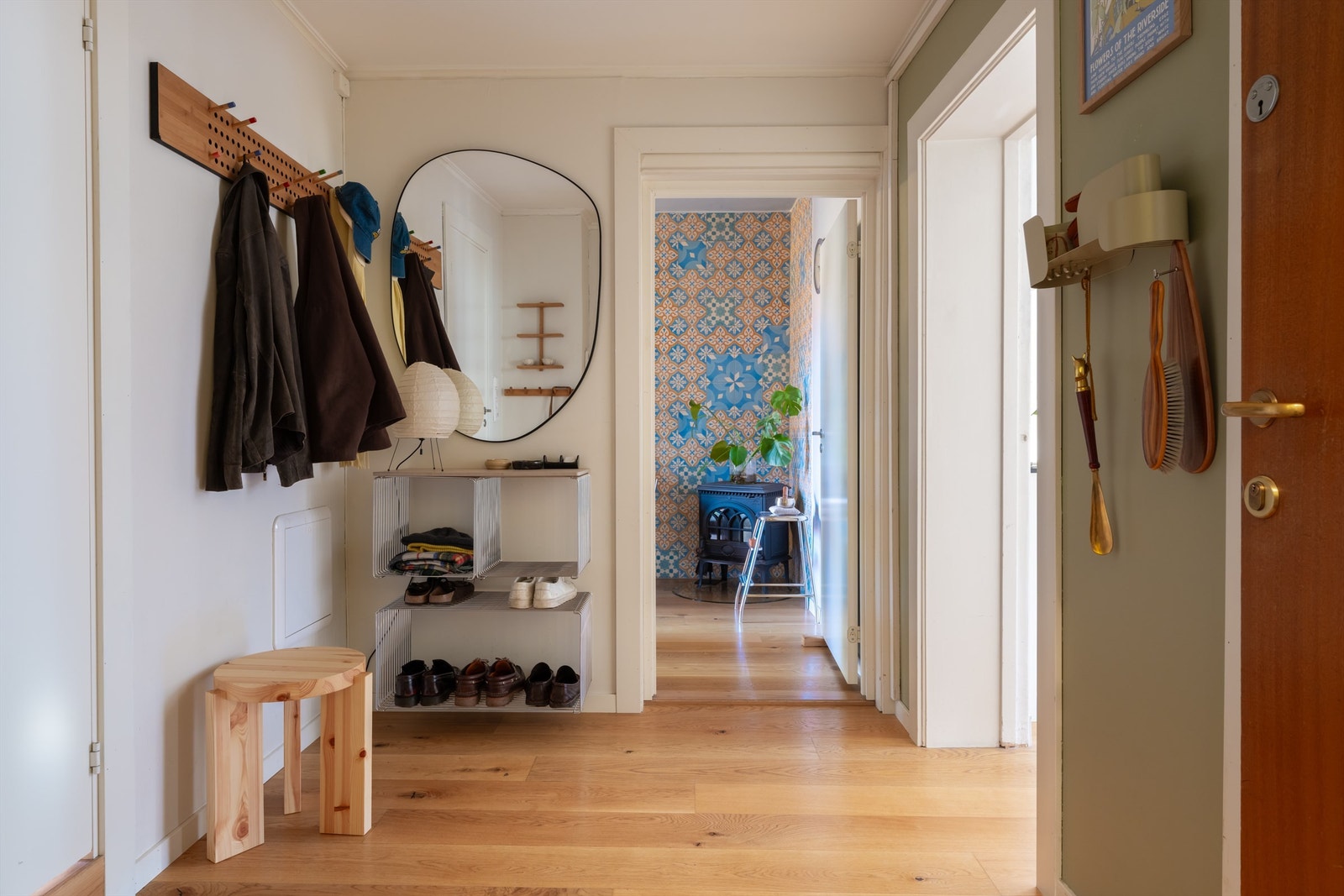 Her er det god plass til å henge fra seg klær og sette fra seg skotøy. Galleribilde