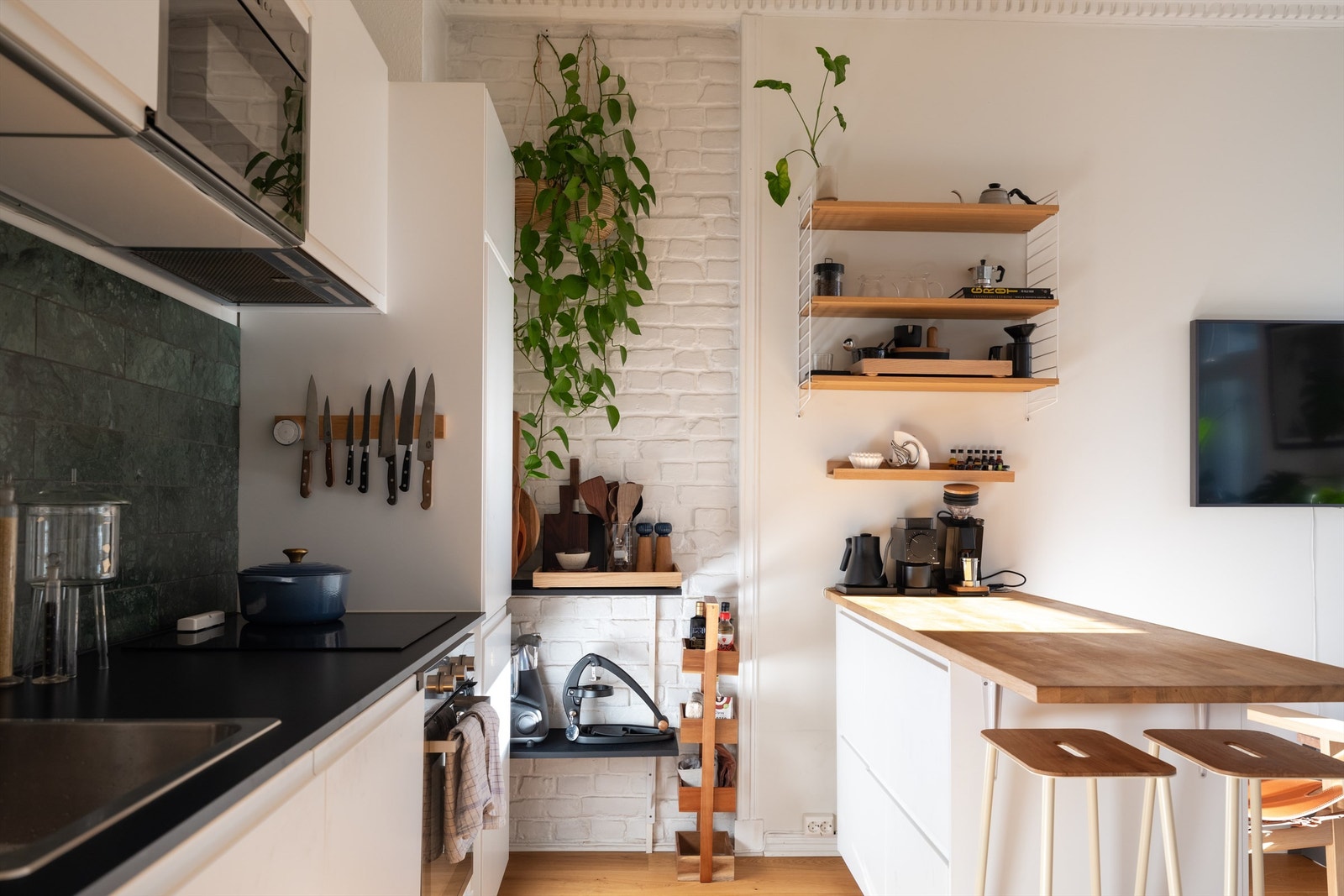 Kjøkkenet har stekeovn, platetopp, oppvaskmaskin og kombinert kjøl-/fryseskap sømløst integrert i innredningen. Galleribilde