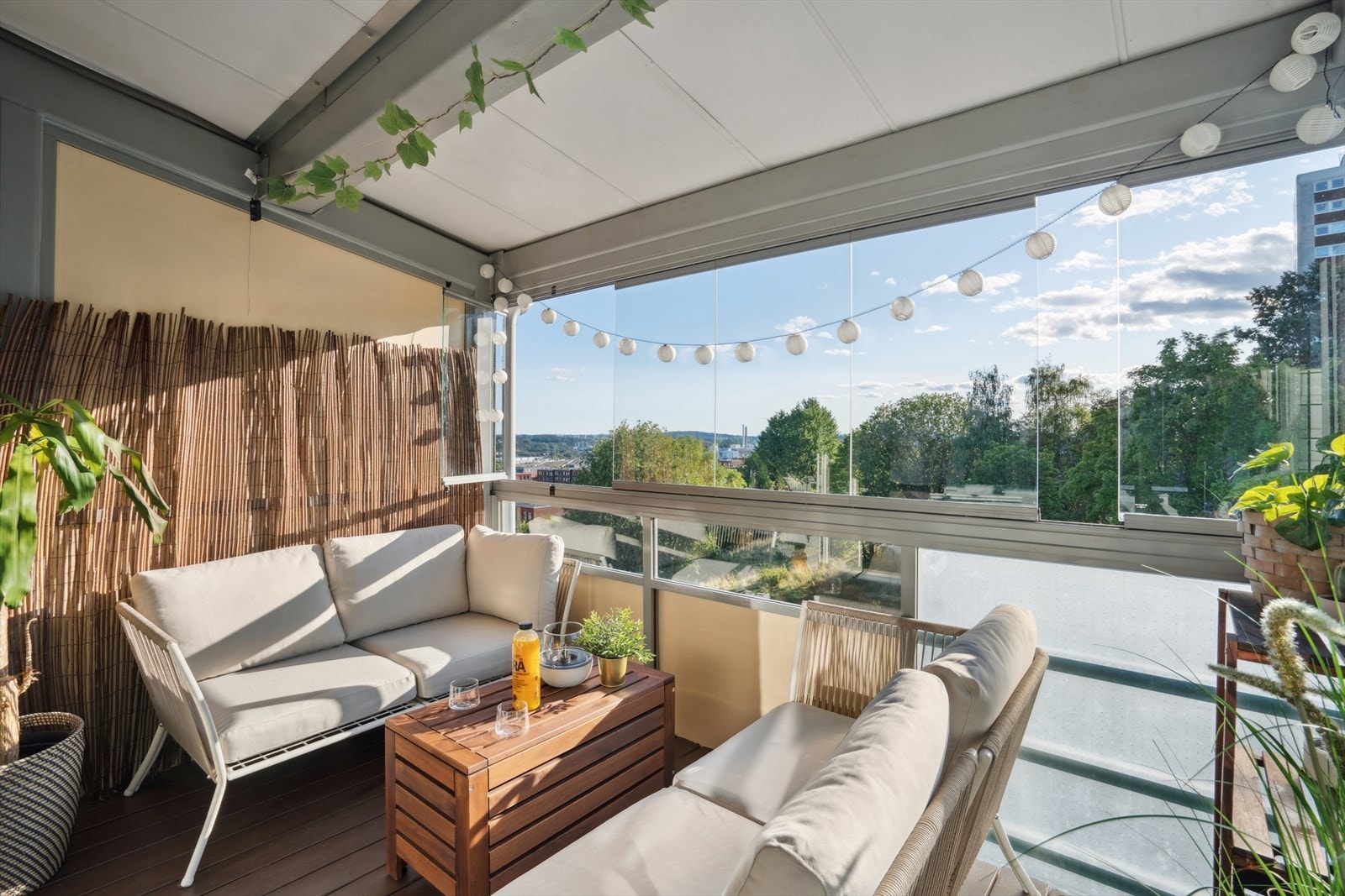 Leiligheten har en romslig balkong på totalt ca. 13 m², hvor ca. 8 m² er innglasset. Galleribilde